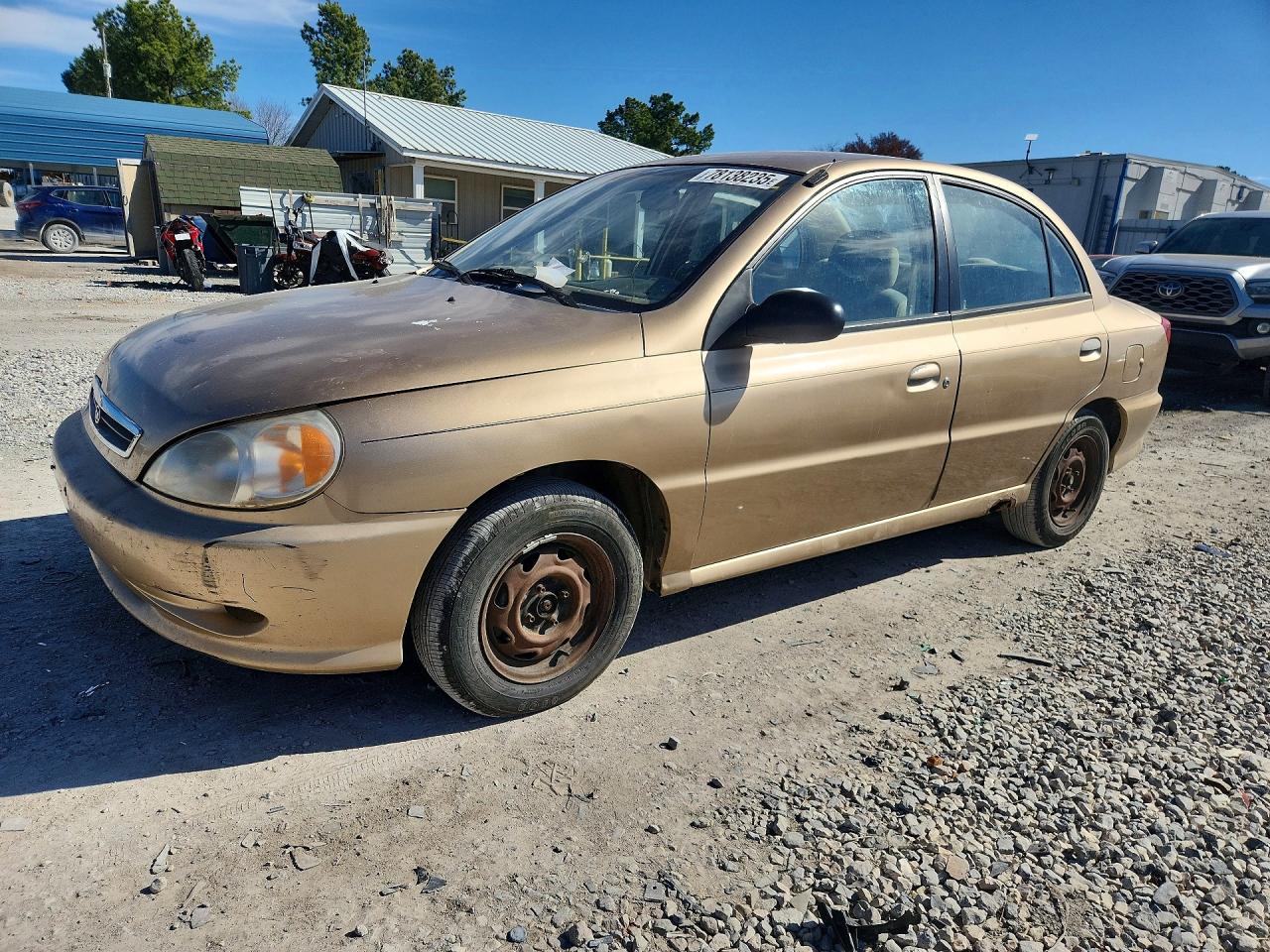 2001 Kia Rio Gold vin: KNADC123716015855