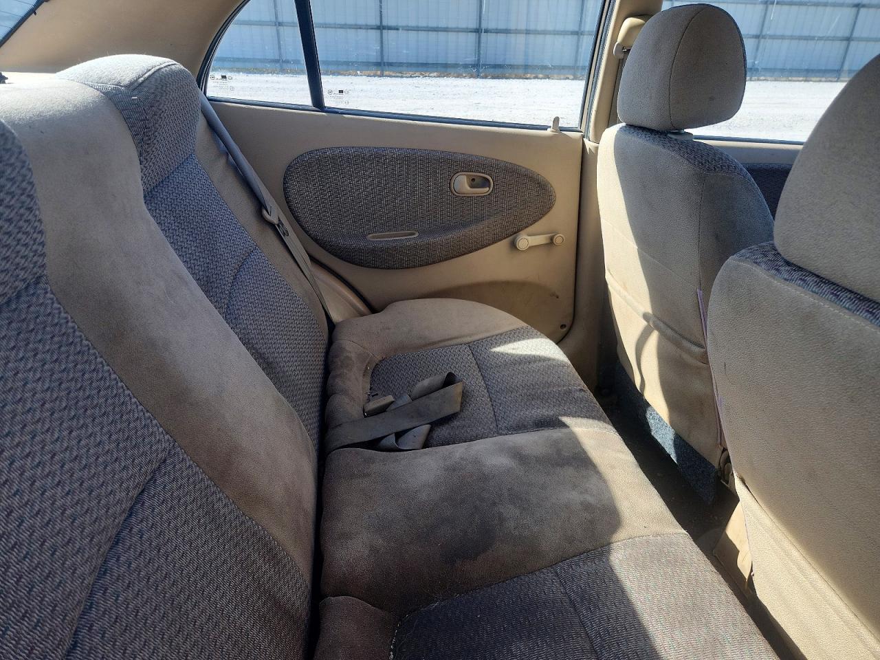 2001 Kia Rio Золотой vin: KNADC123716015855