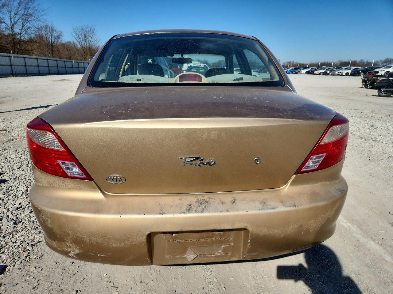 2001 Kia Rio Золотой vin: KNADC123716015855