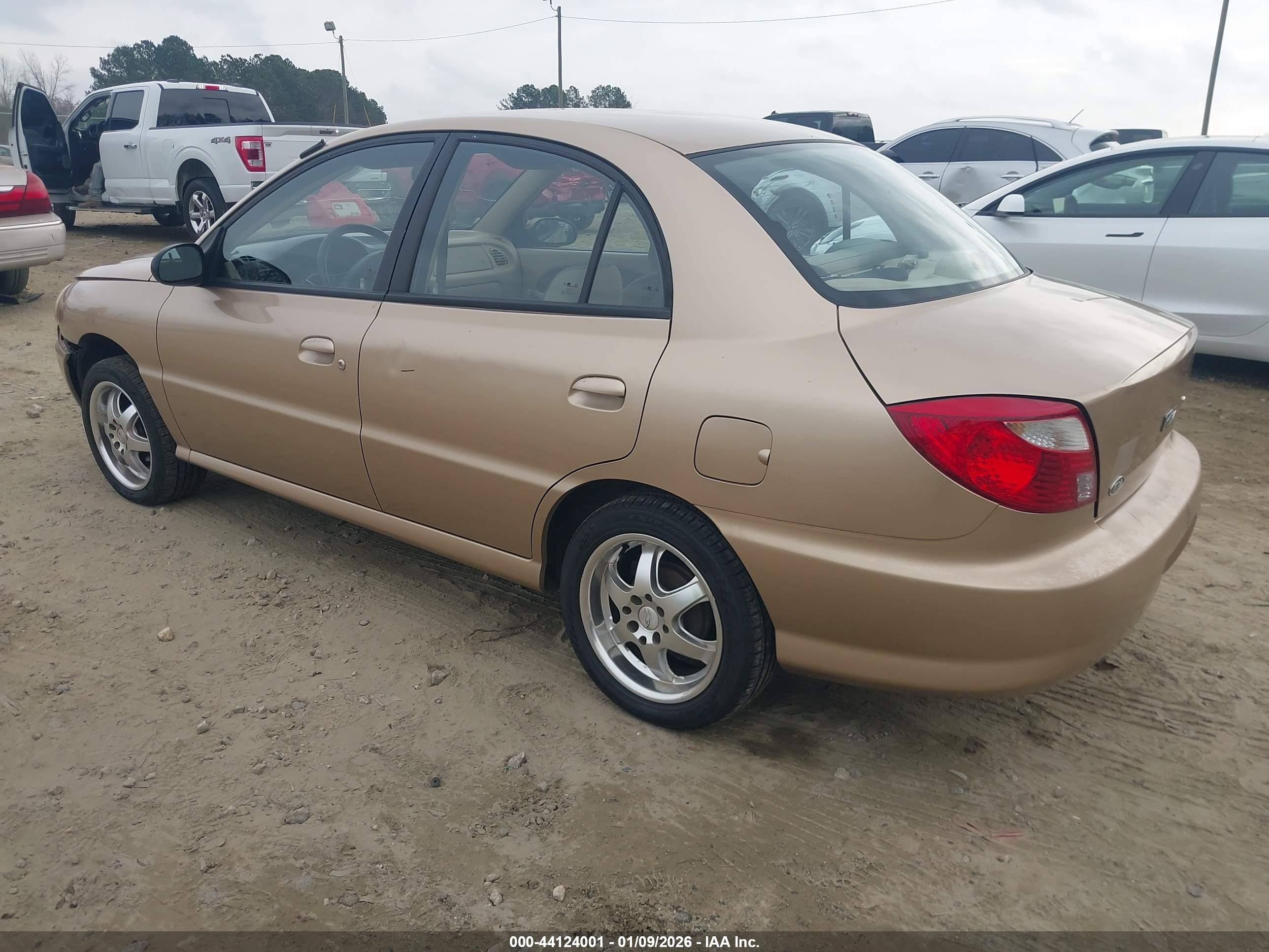 2001 Kia Rio   Beige vin: KNADC123X16014652