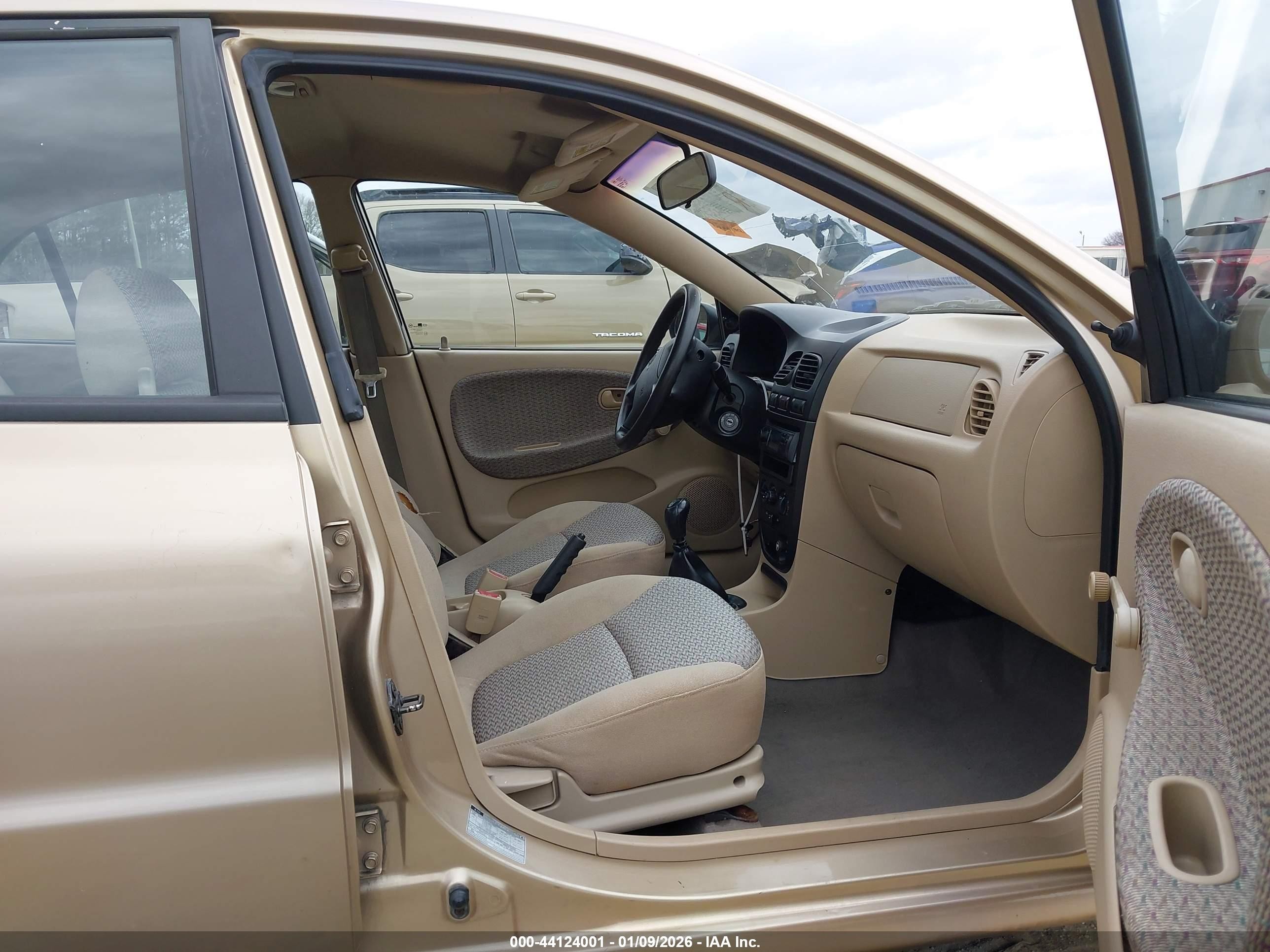 2001 Kia Rio   Beige vin: KNADC123X16014652
