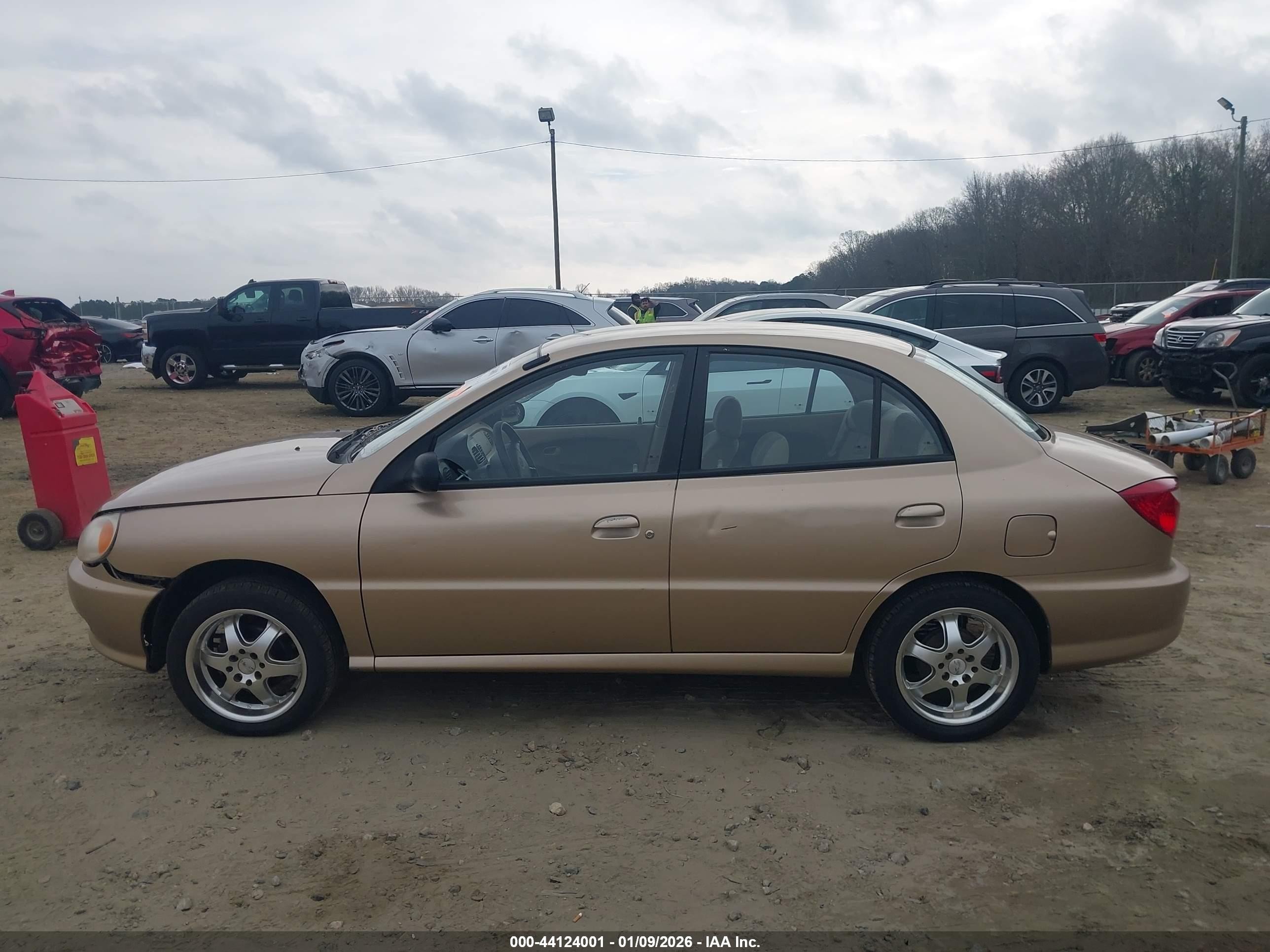 2001 Kia Rio   Beige vin: KNADC123X16014652