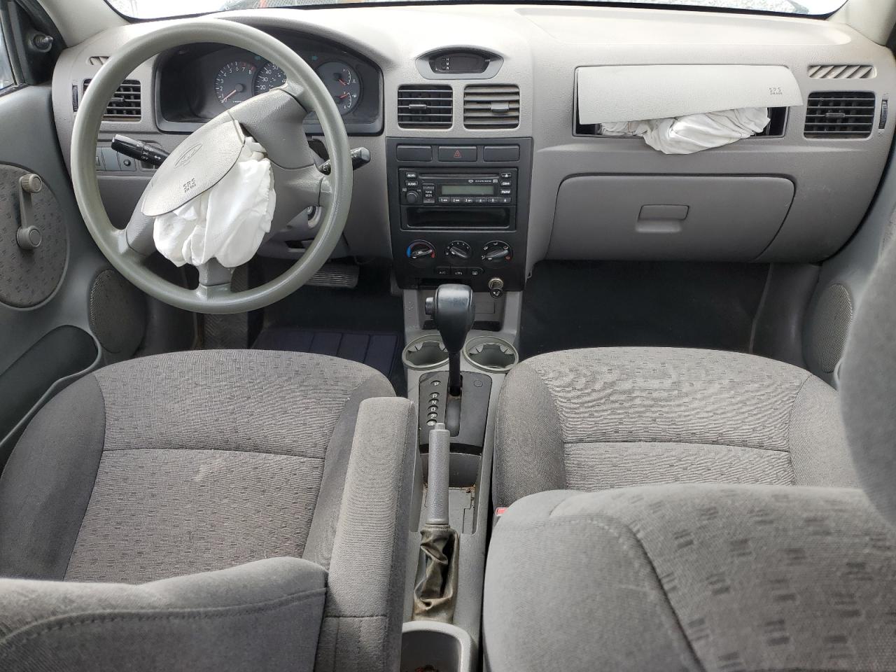 2005 Kia Rio White vin: KNADC125556374547
