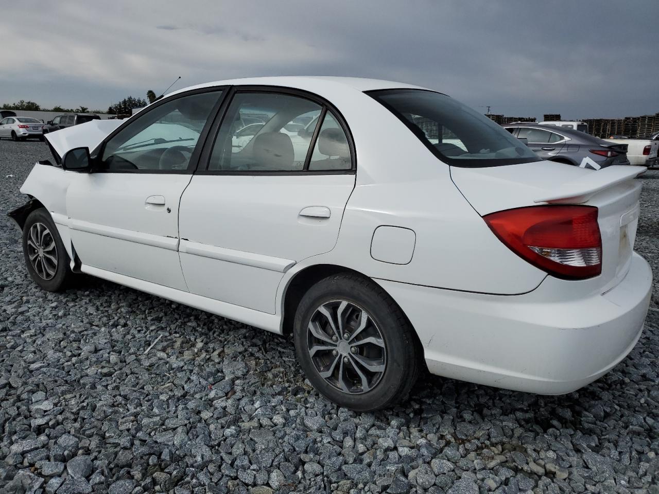 2005 Kia Rio White vin: KNADC125556374547