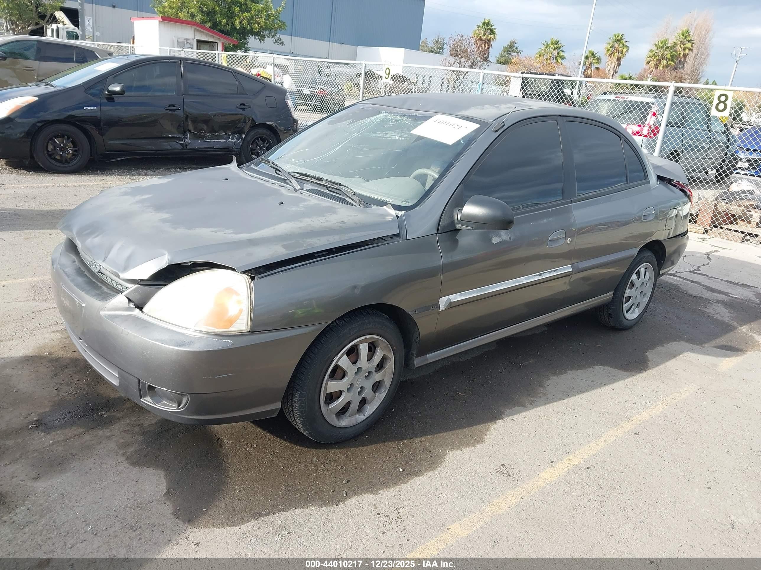 2005 Kia Rio   Gray vin: KNADC125756375988