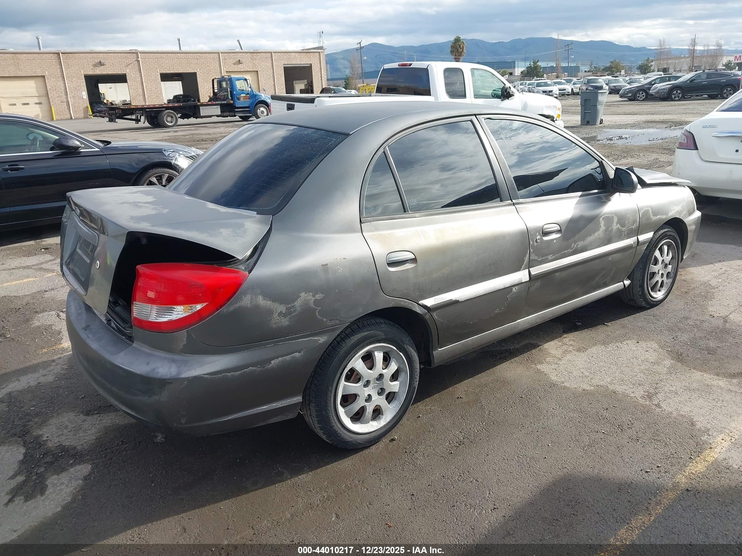 2005 Kia Rio   Gray vin: KNADC125756375988