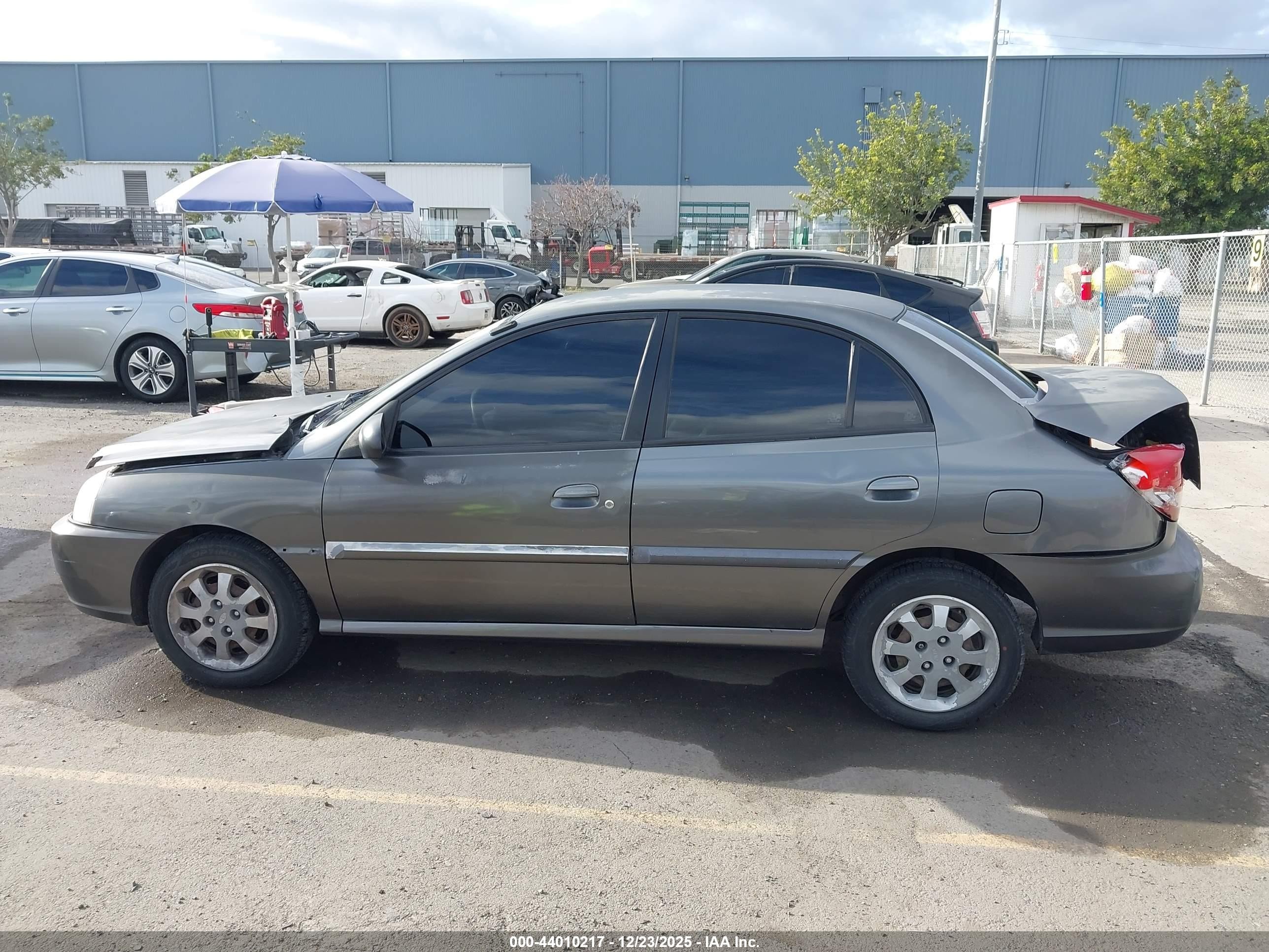 2005 Kia Rio   Gray vin: KNADC125756375988