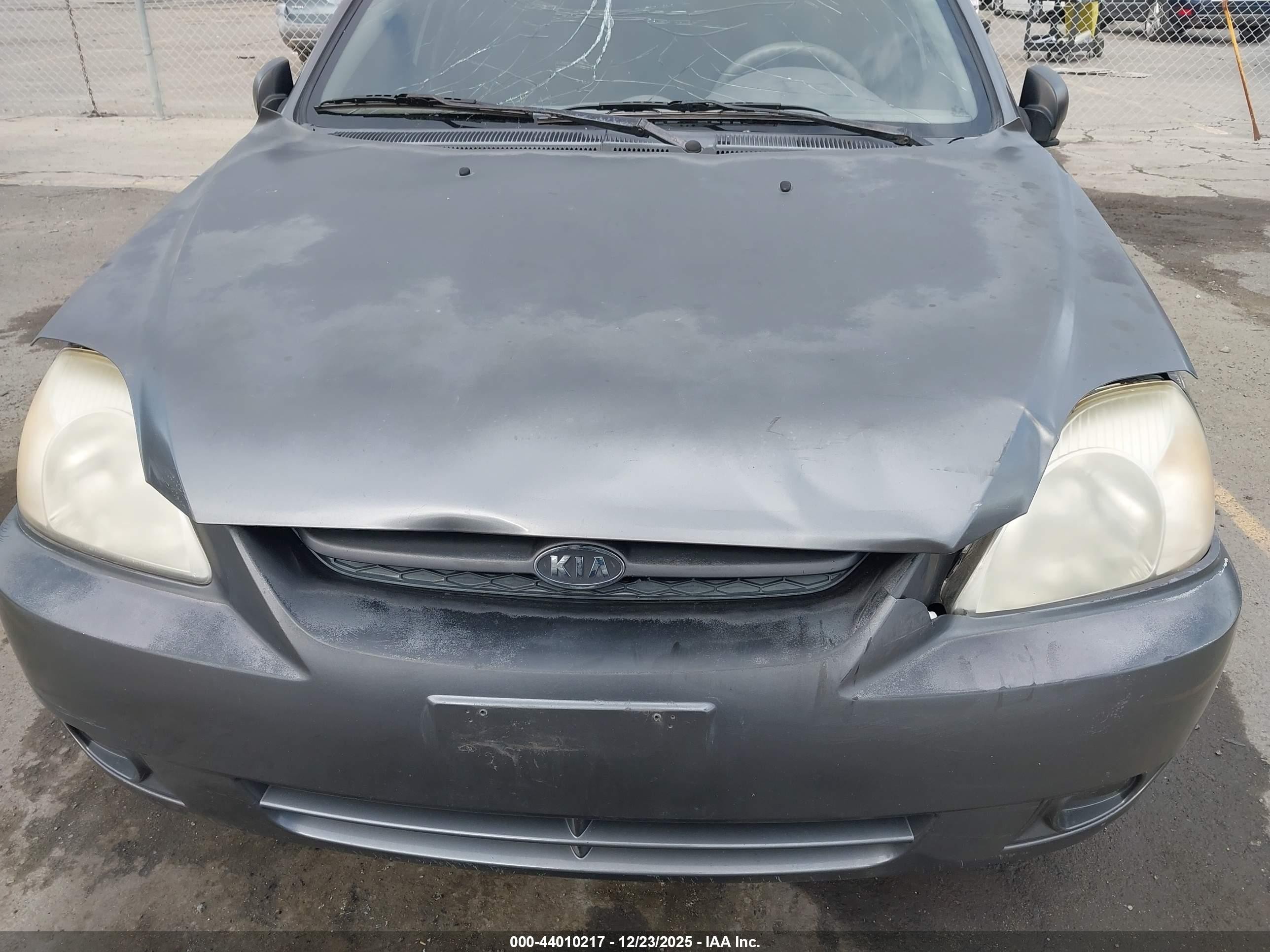2005 Kia Rio   Gray vin: KNADC125756375988