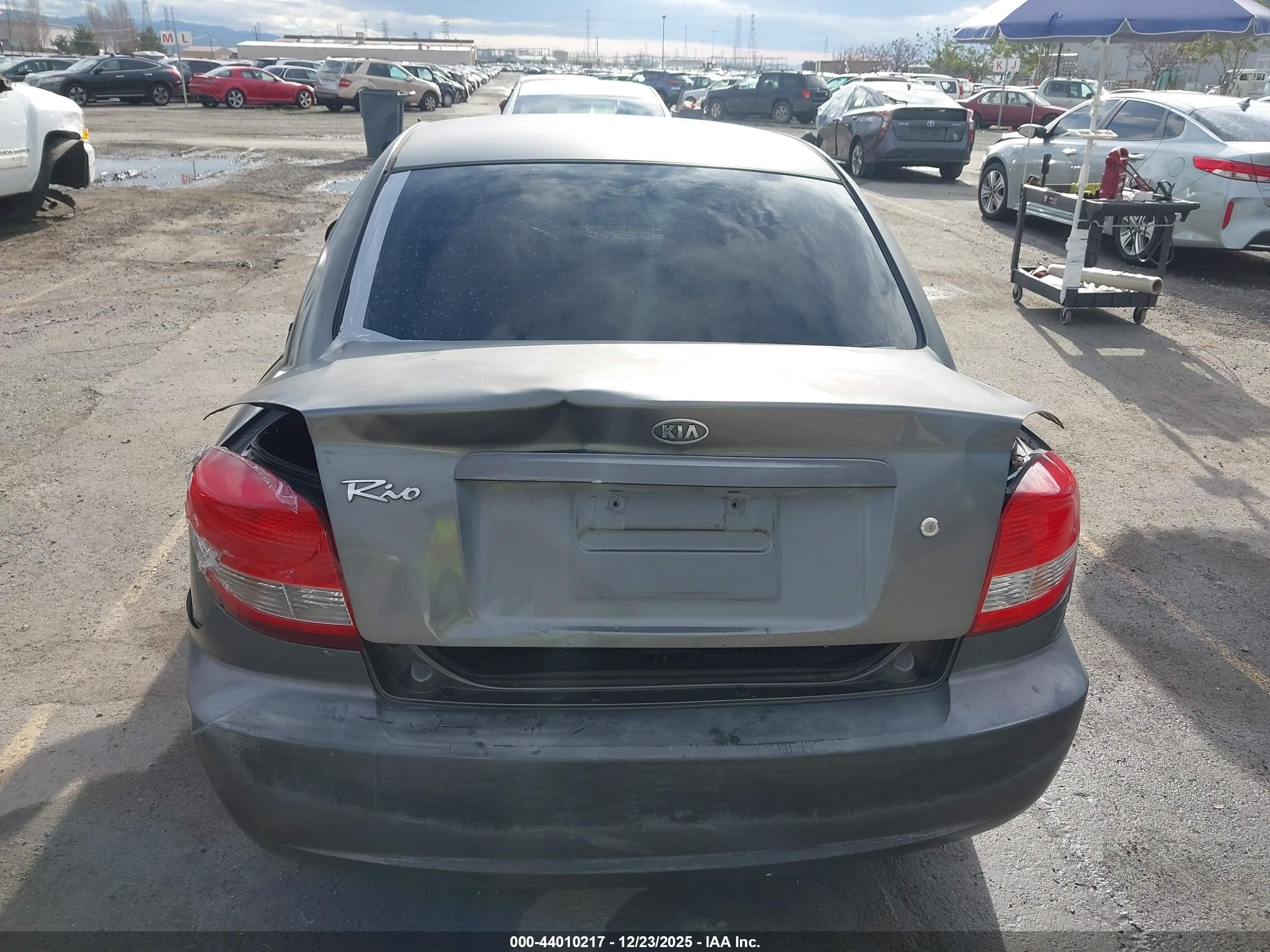 2005 Kia Rio   Gray vin: KNADC125756375988