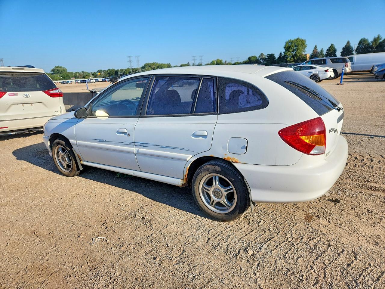 2002 Kia Rio Cinco White vin: KNADC163126054694