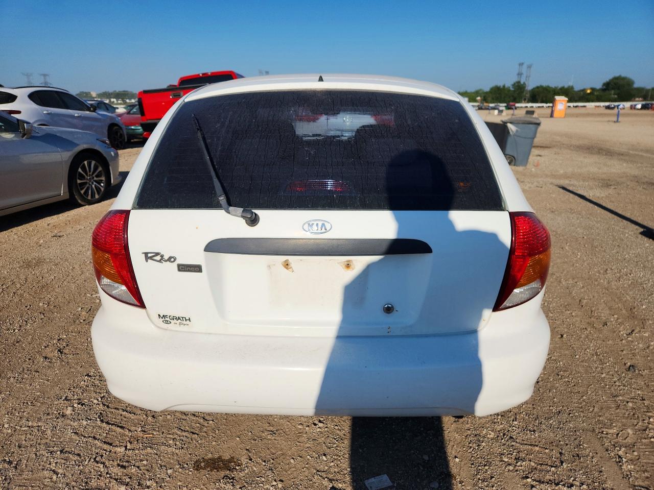 2002 Kia Rio Cinco White vin: KNADC163126054694