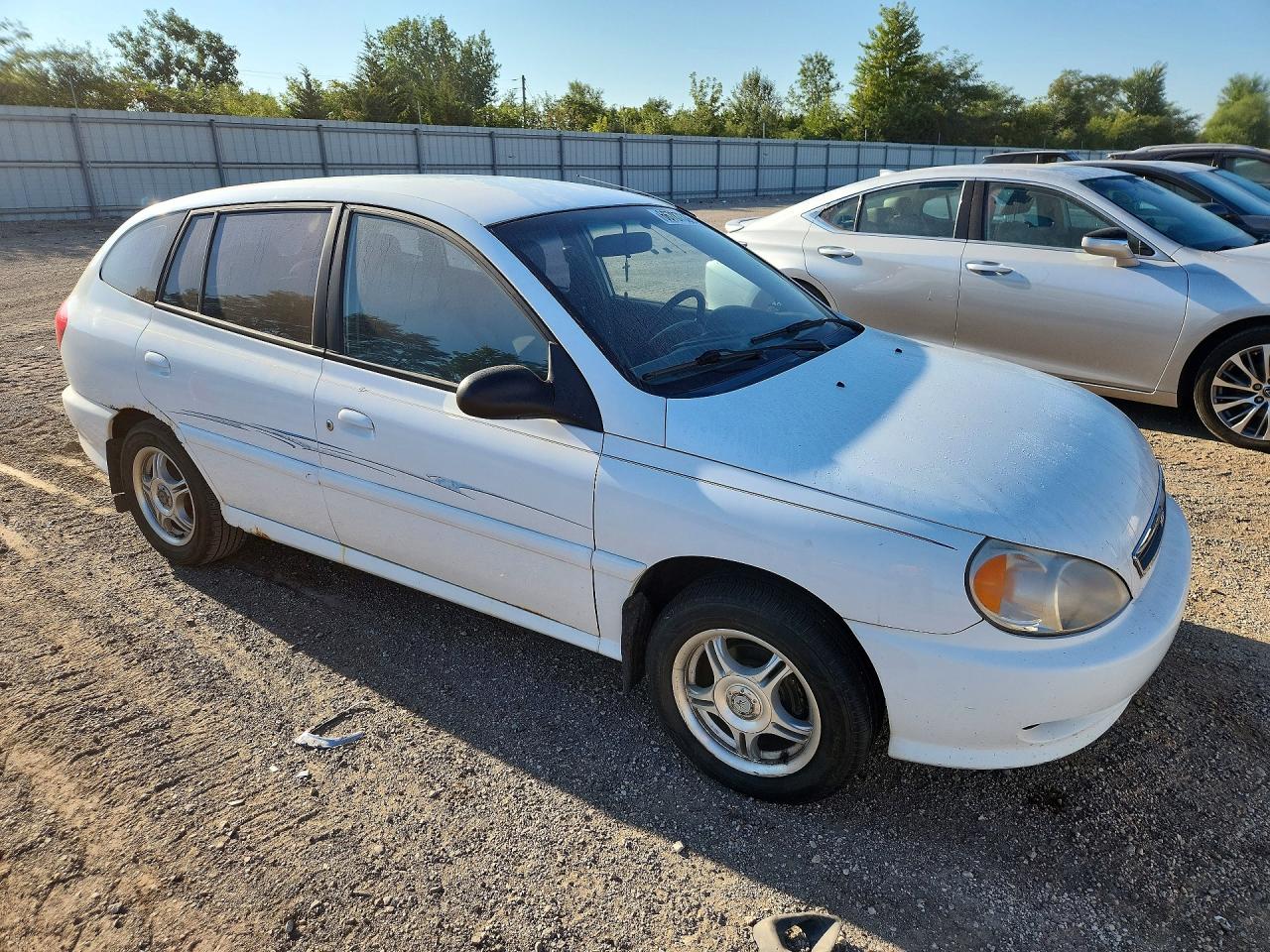 2002 Kia Rio Cinco White vin: KNADC163126054694
