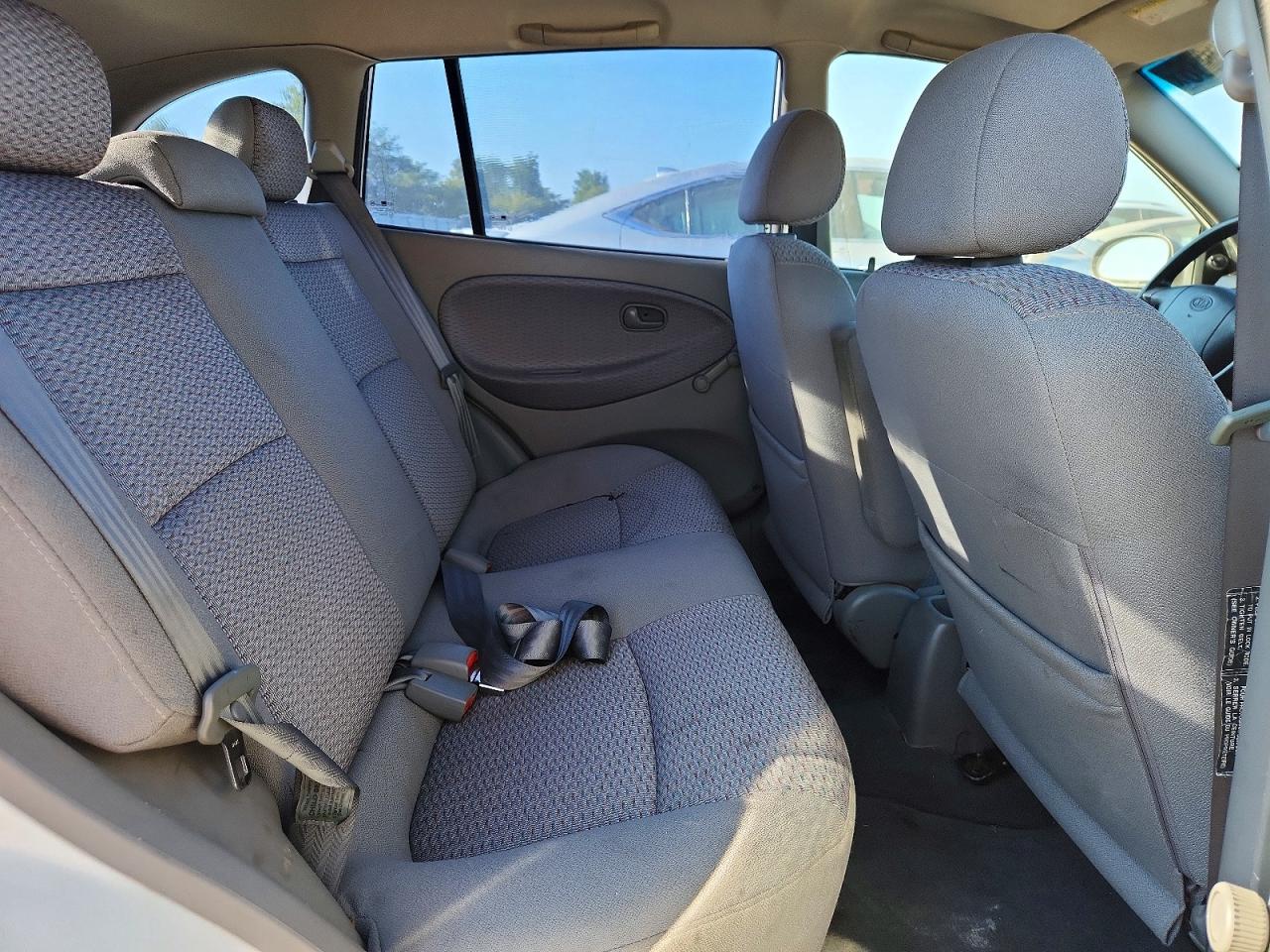 2002 Kia Rio Cinco White vin: KNADC163126054694