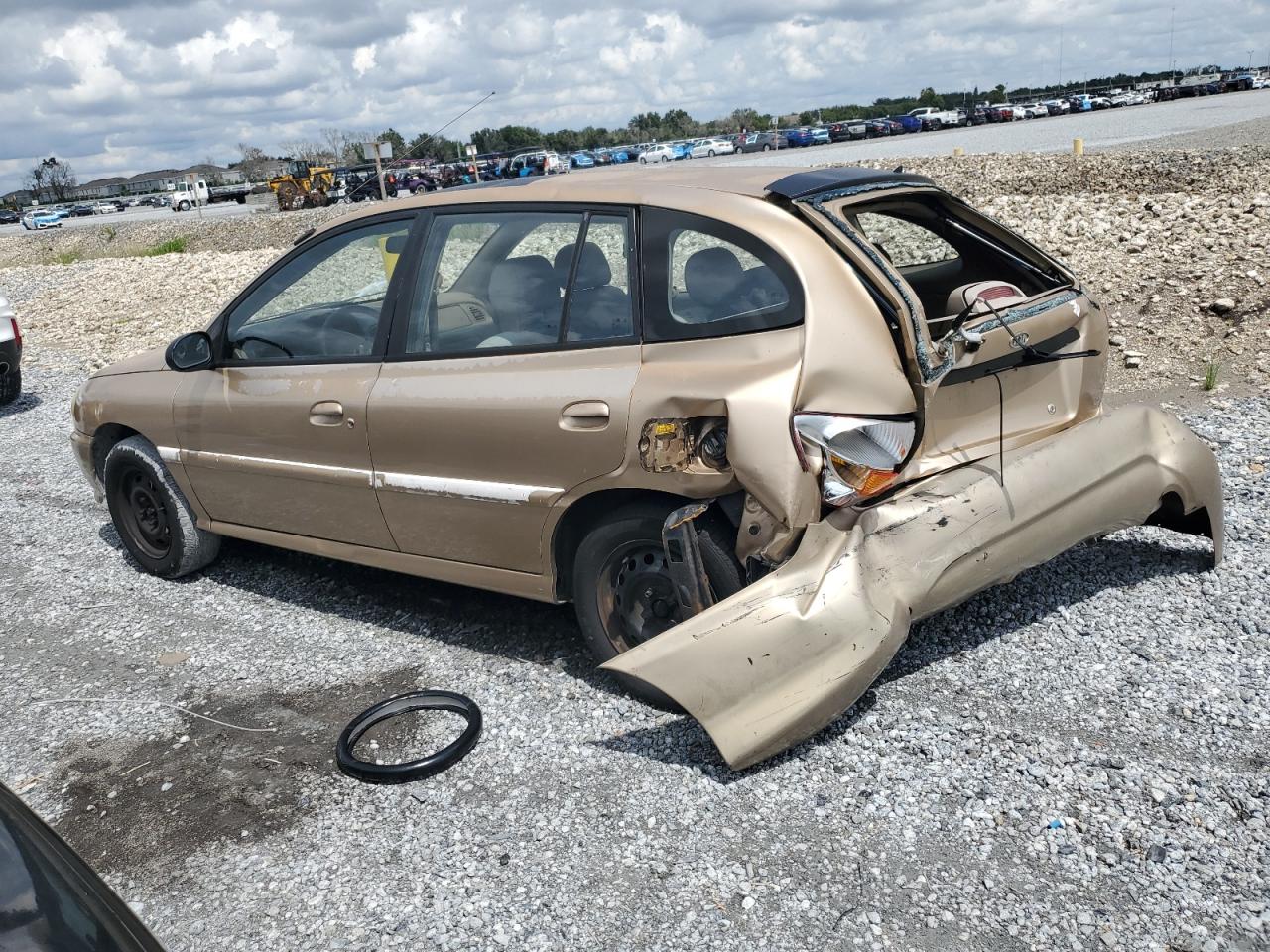 2002 Kia Rio Cinco Gold vin: KNADC163126089428