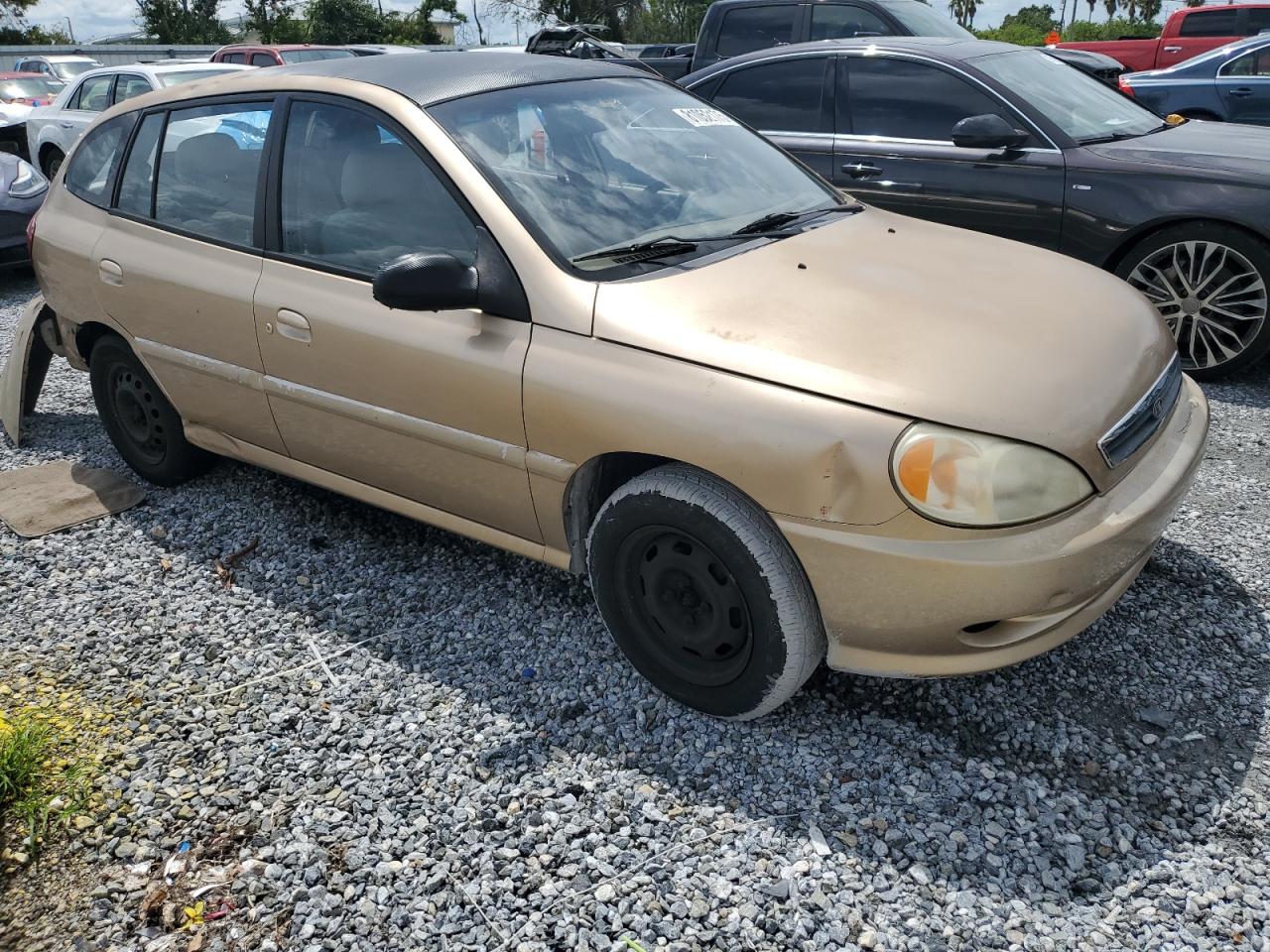 2002 Kia Rio Cinco Gold vin: KNADC163126089428