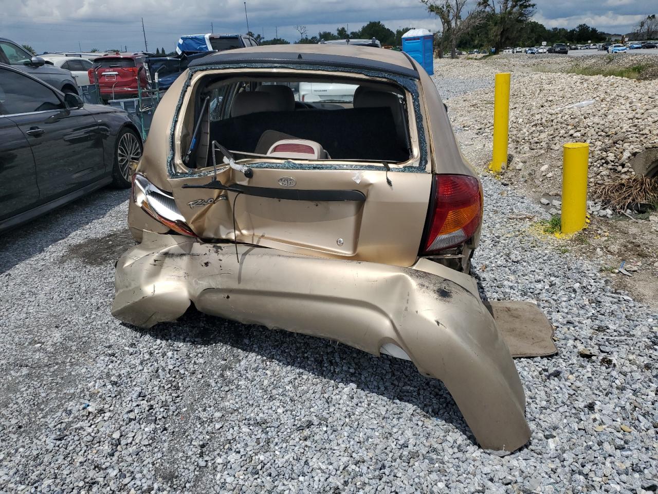 2002 Kia Rio Cinco Gold vin: KNADC163126089428