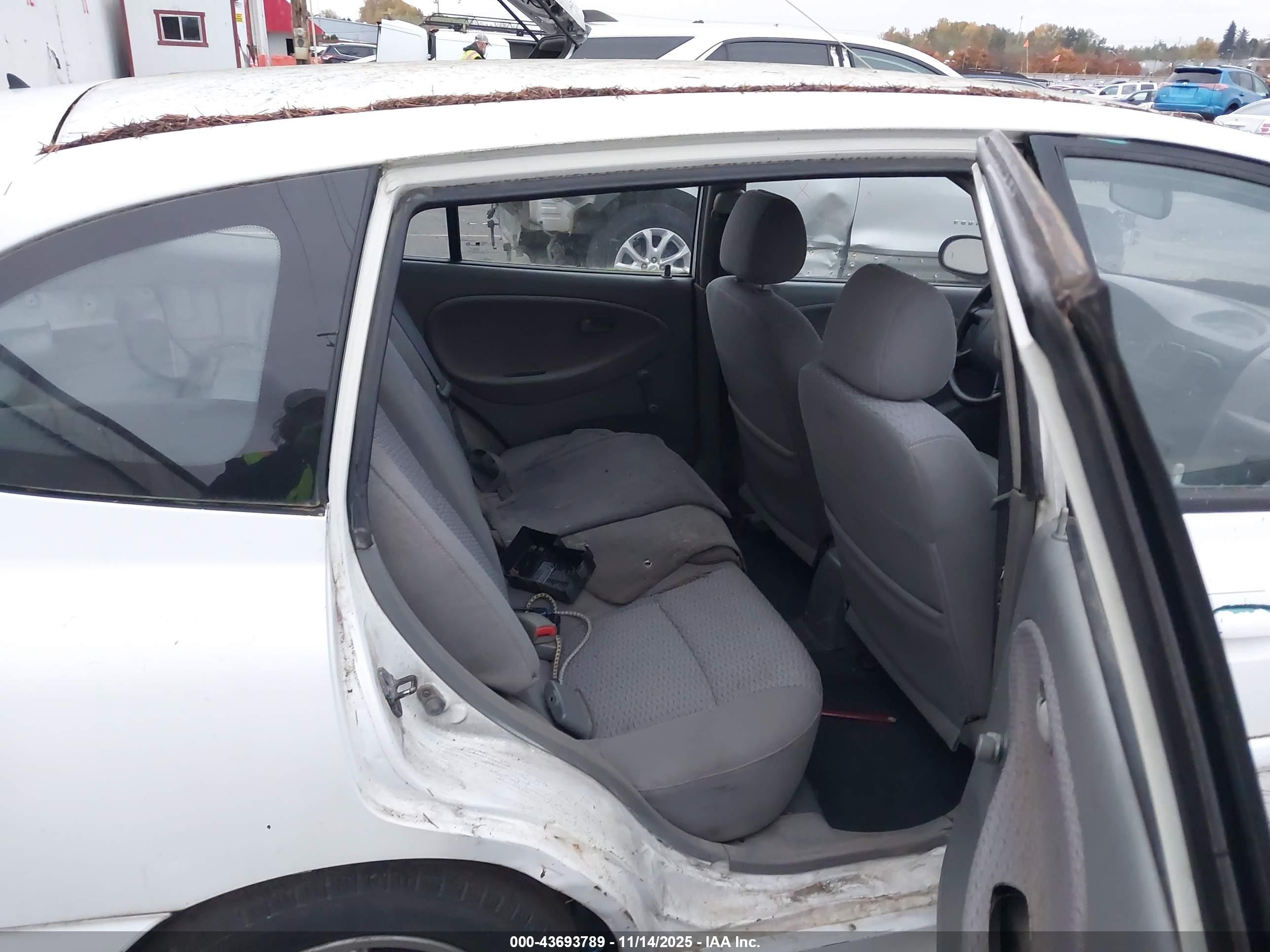 2002 Kia Rio Cinco White vin: KNADC163626077159