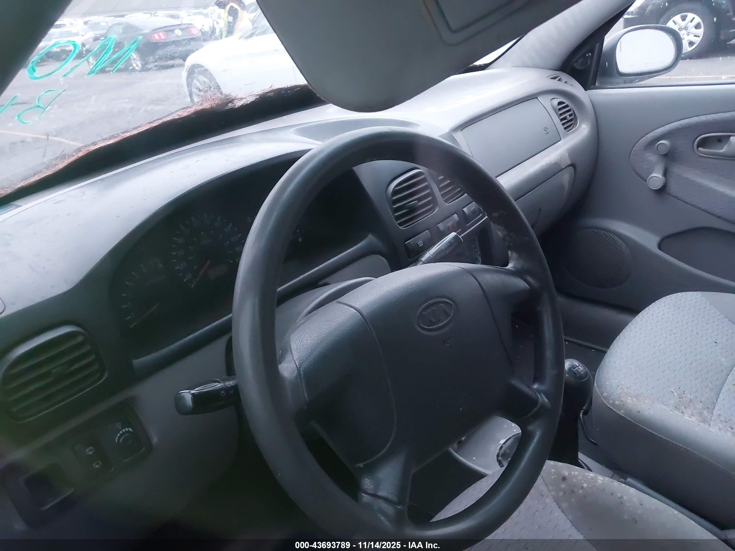 2002 Kia Rio Cinco White vin: KNADC163626077159