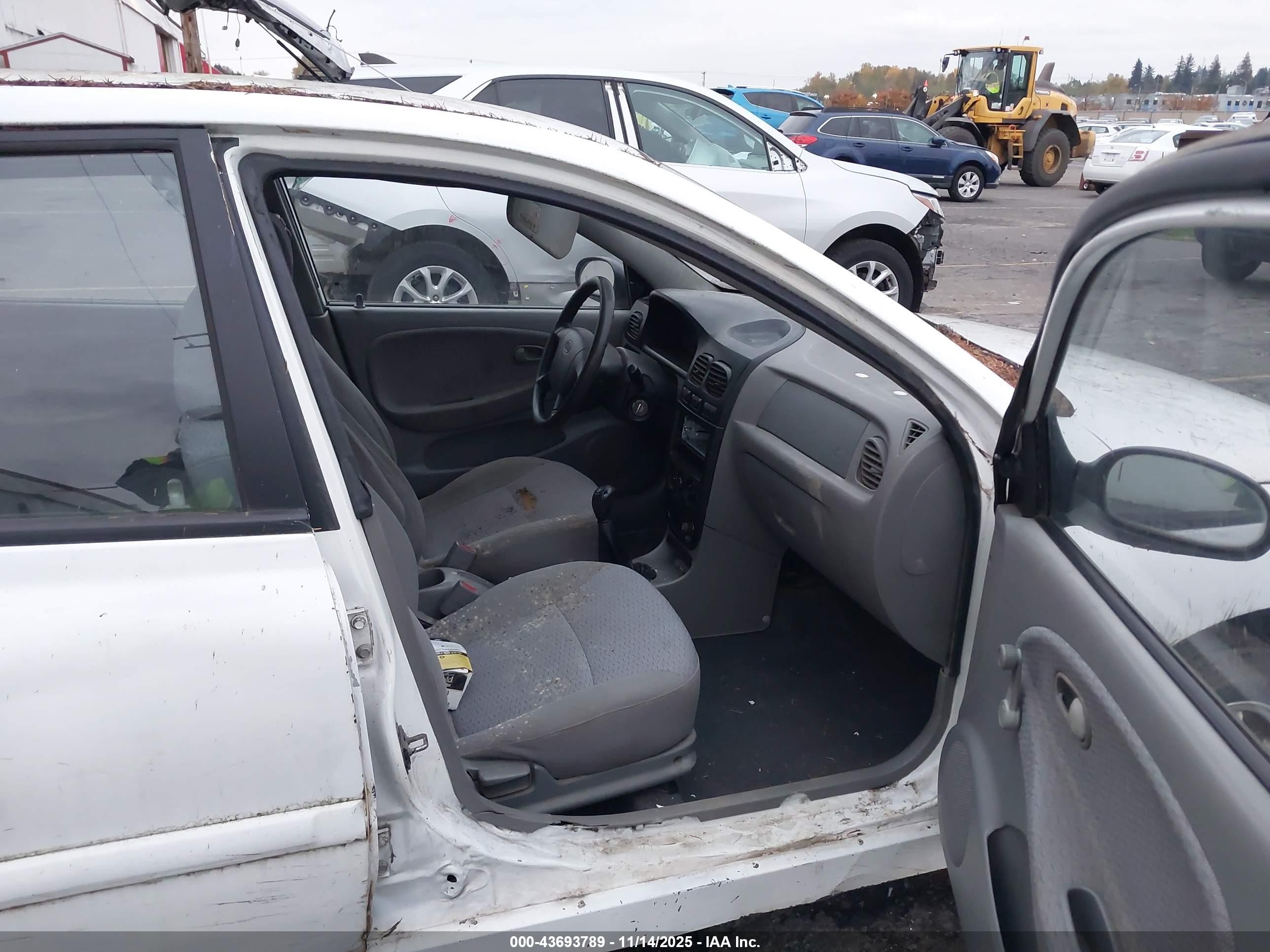 2002 Kia Rio Cinco White vin: KNADC163626077159