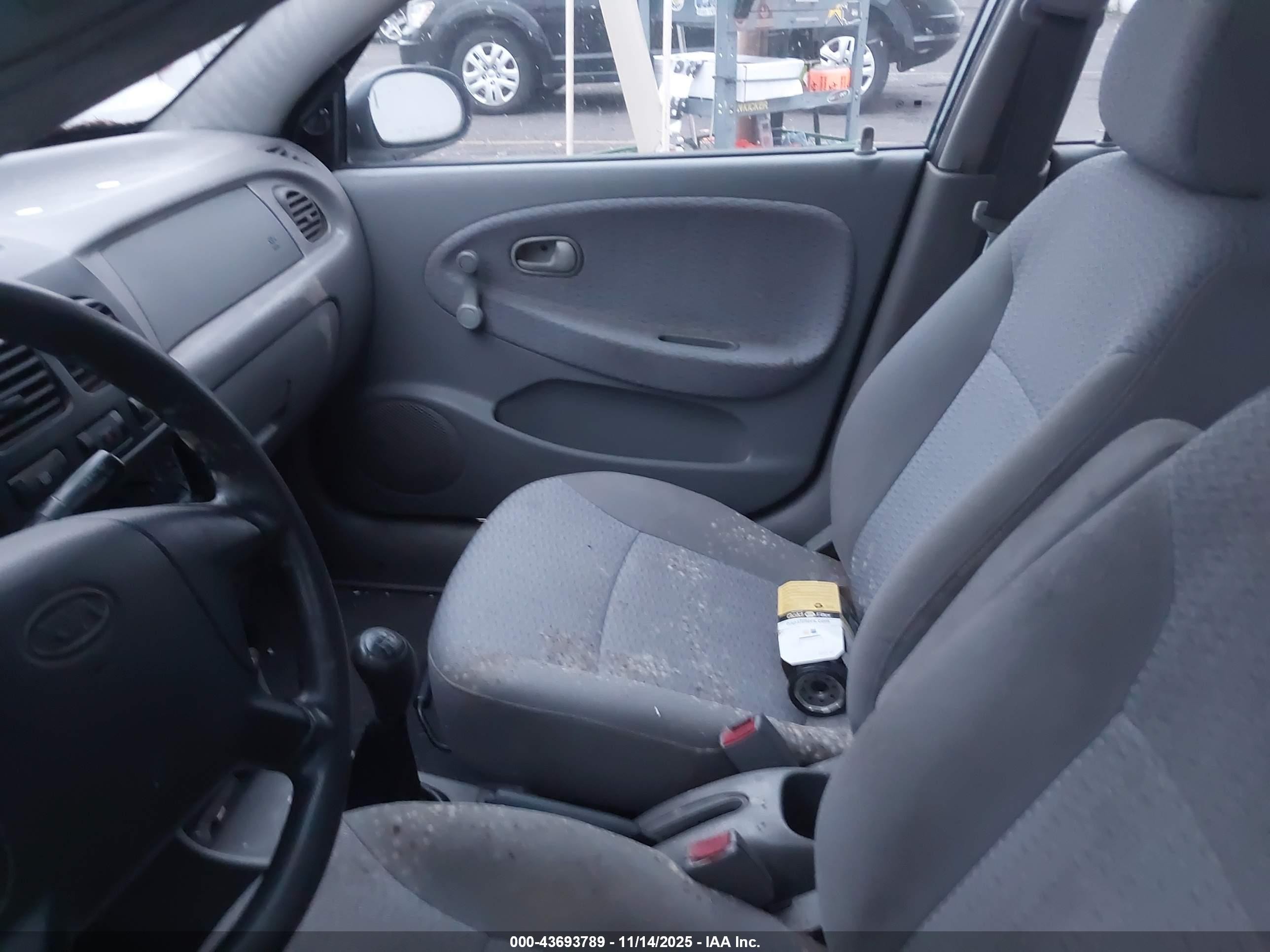 2002 Kia Rio Cinco White vin: KNADC163626077159