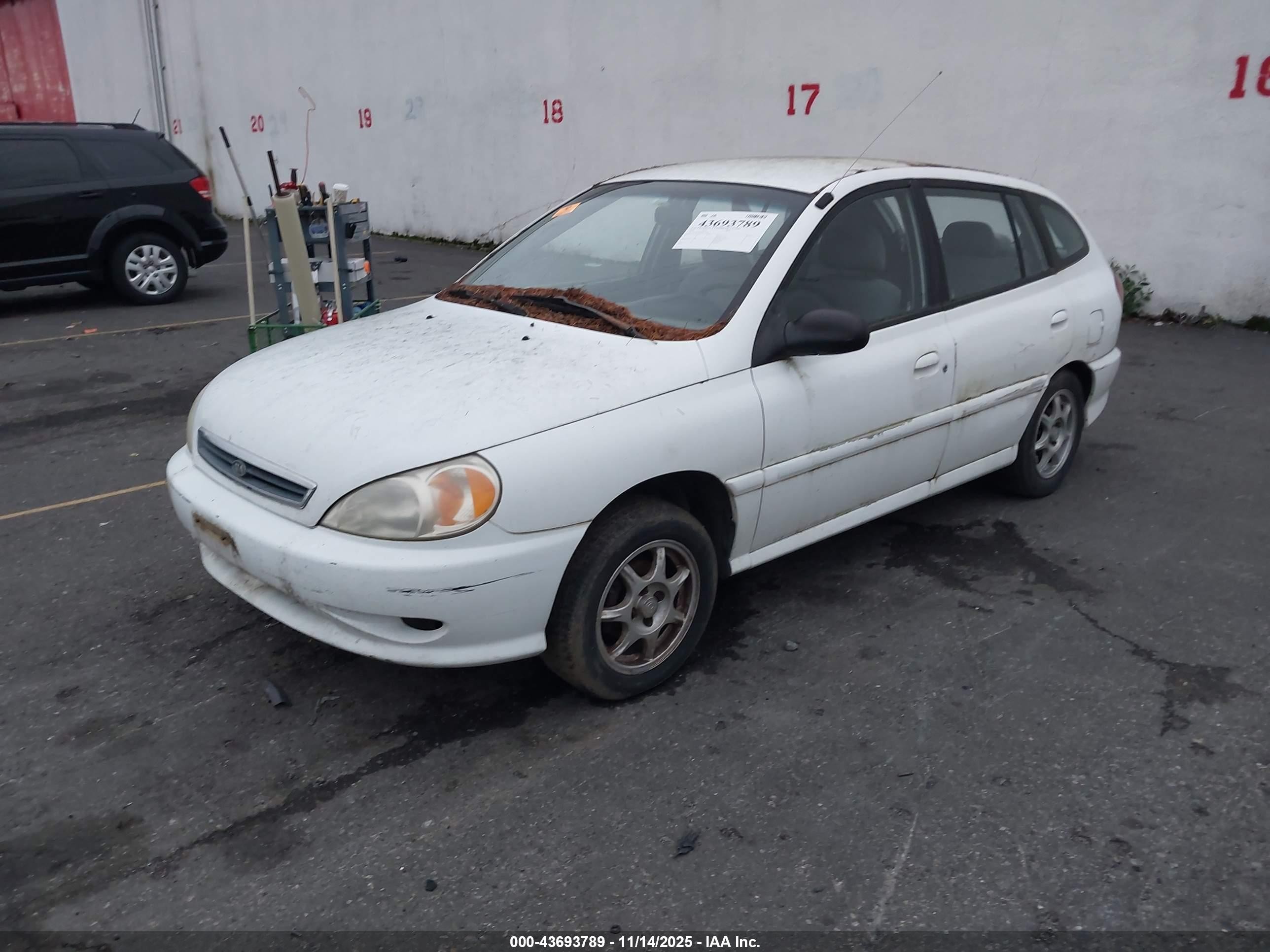 2002 Kia Rio Cinco White vin: KNADC163626077159