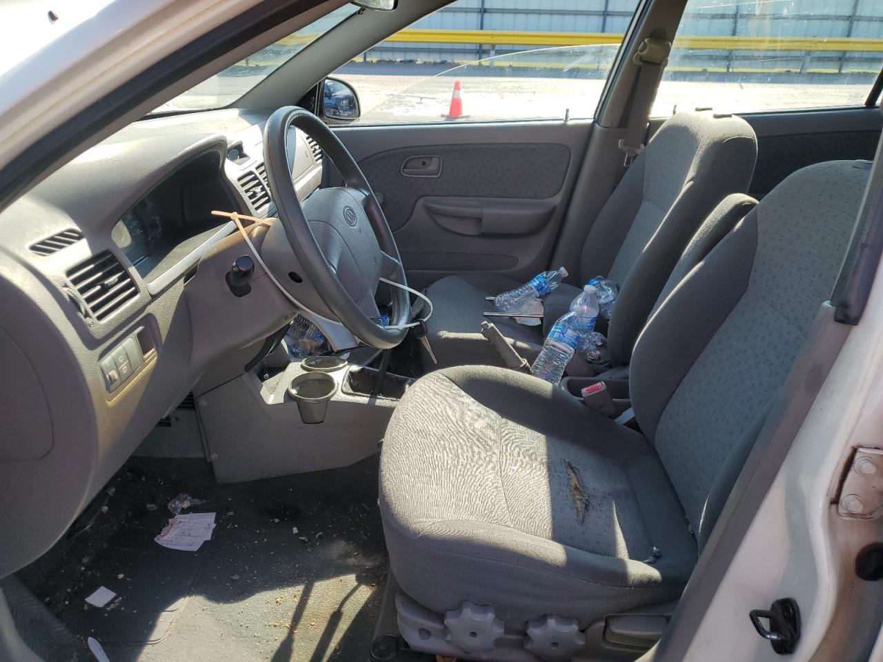 2005 Kia Rio Cinco White vin: KNADC165856266787