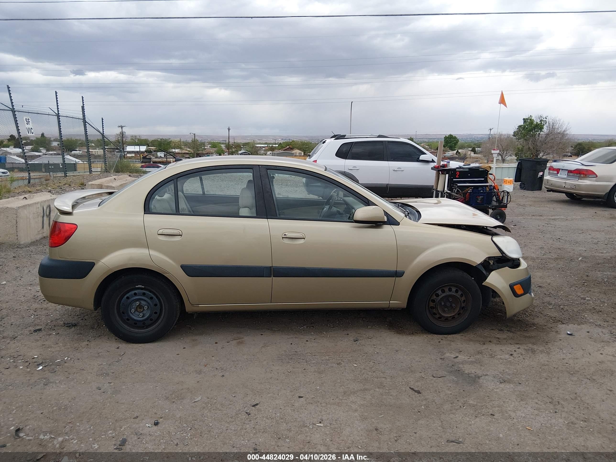 2007 Kia Rio Lx Gold vin: KNADE123076201062