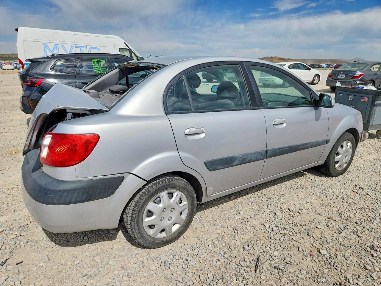 2008 Kia Rio Base Silver vin: KNADE123186297320