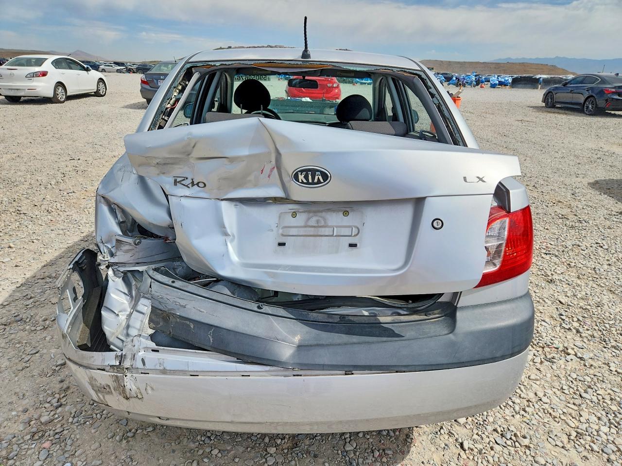2008 Kia Rio Base Silver vin: KNADE123186297320