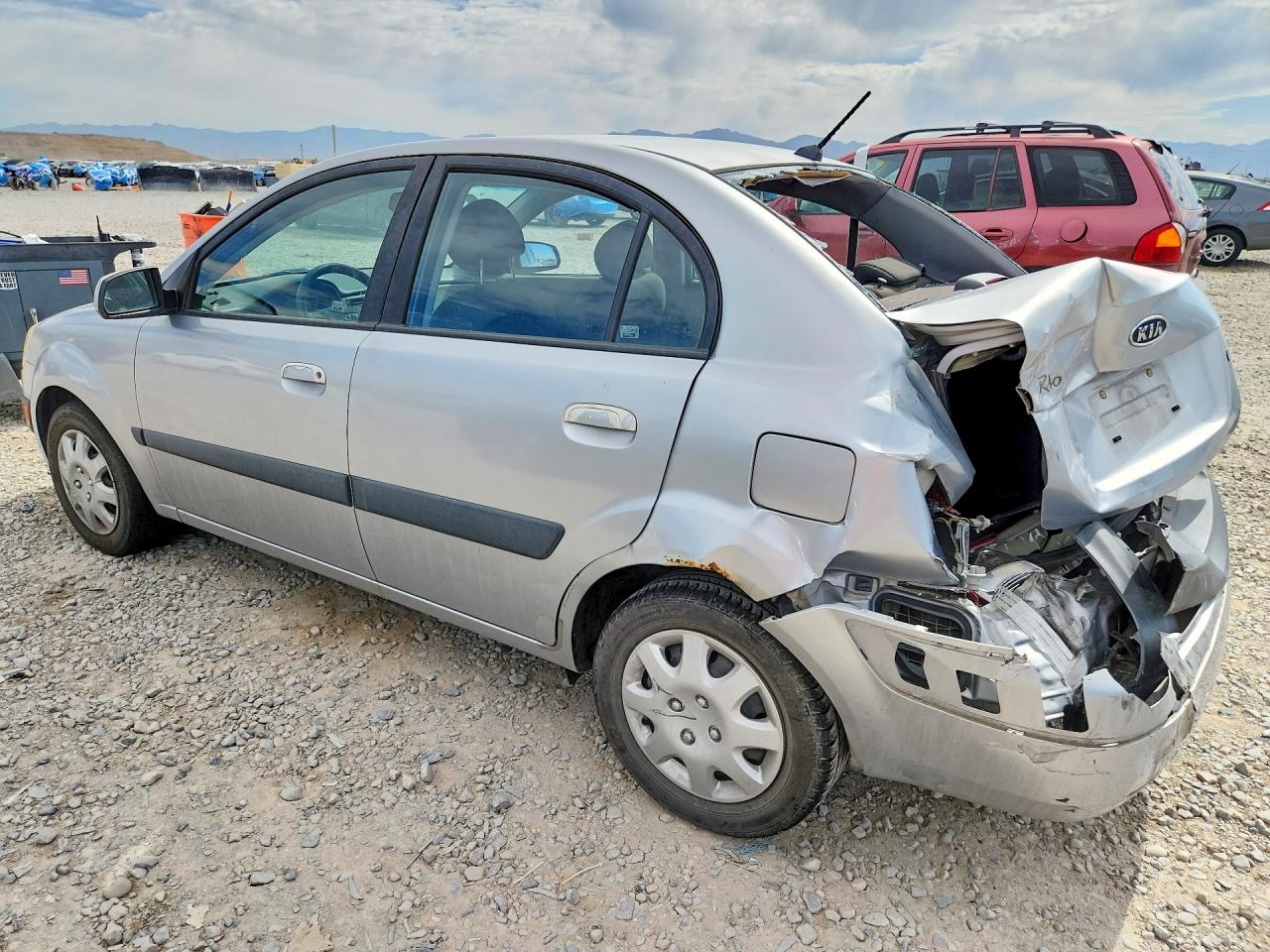 2008 Kia Rio Base Silver vin: KNADE123186297320