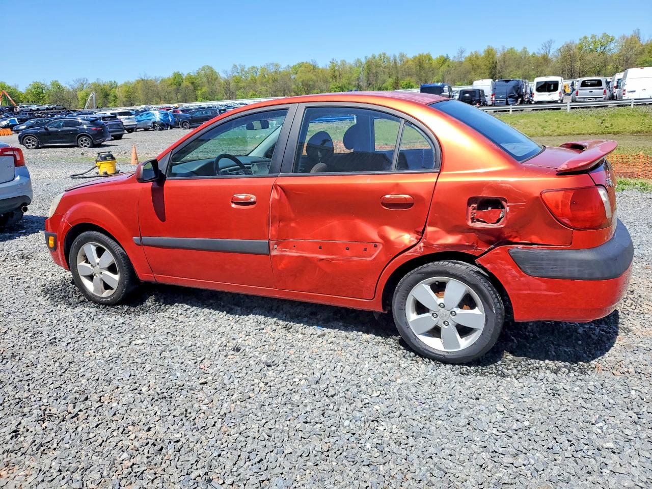 2007 Kia Rio Base Red vin: KNADE123276277396
