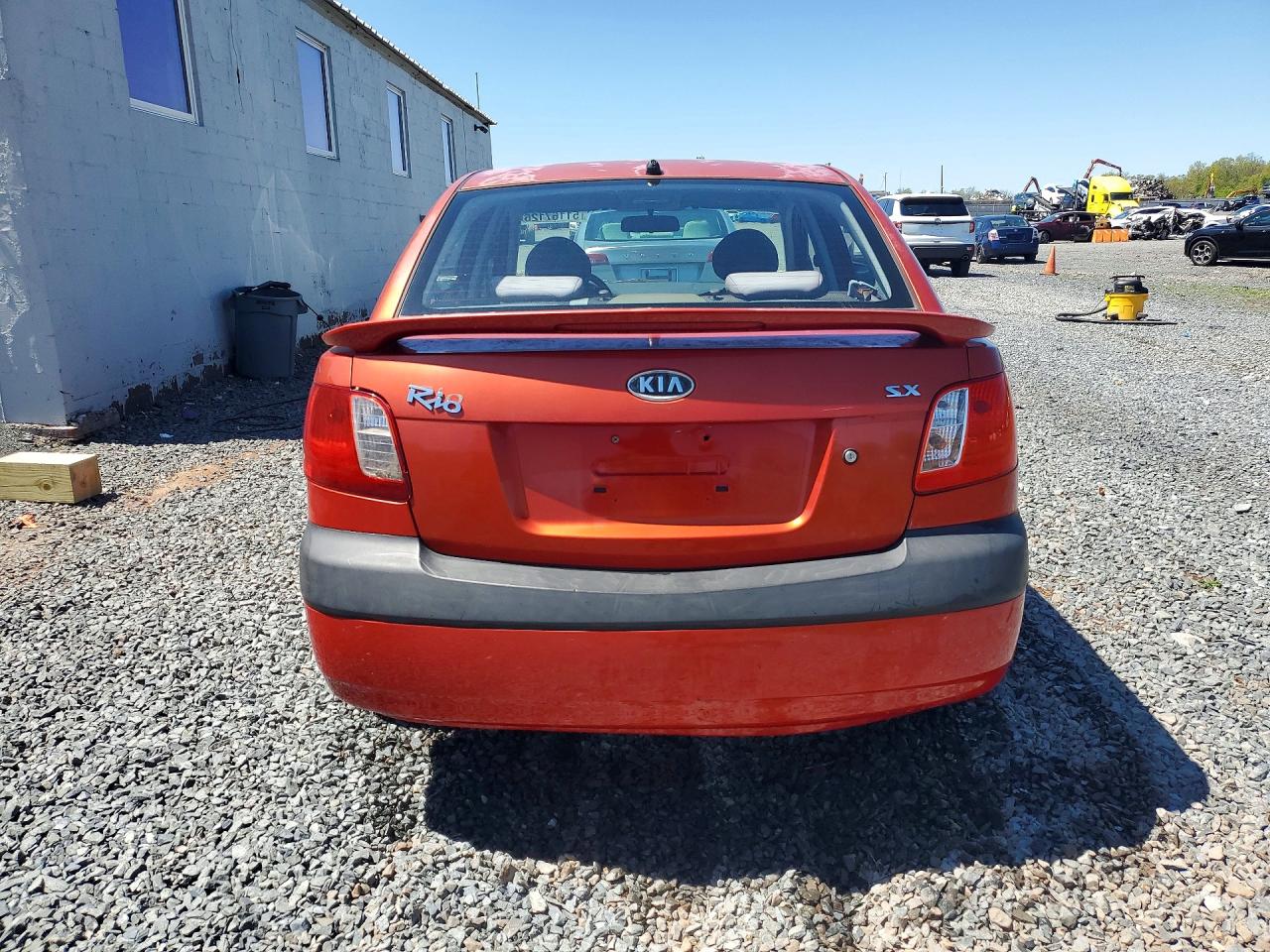 2007 Kia Rio Base Red vin: KNADE123276277396