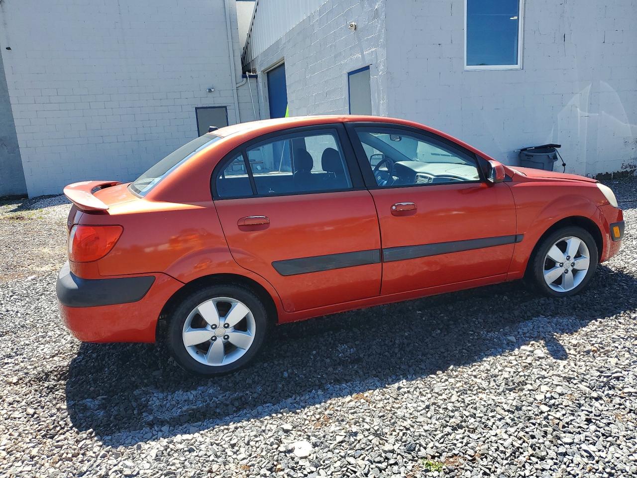2007 Kia Rio Base Red vin: KNADE123276277396