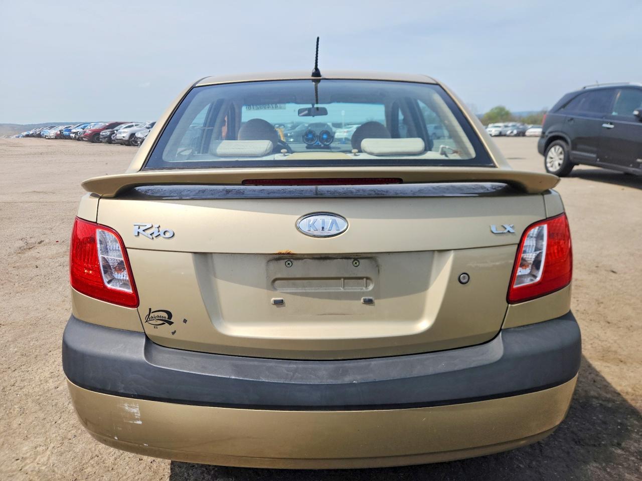 2008 Kia Rio Base Tan vin: KNADE123286397488
