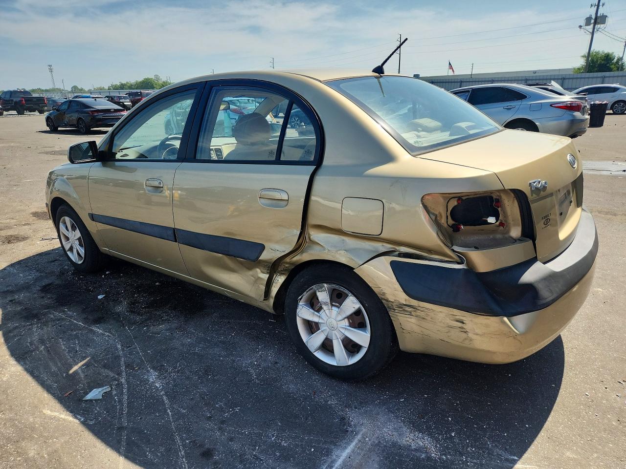 2006 Kia Rio Base Gold vin: KNADE123366064195