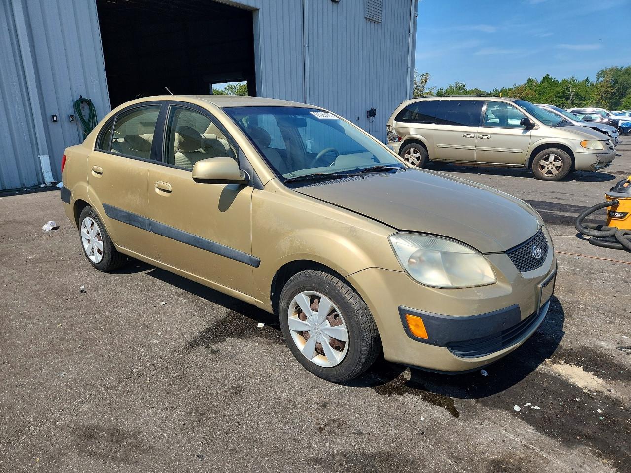 2006 Kia Rio Base Gold vin: KNADE123366064195