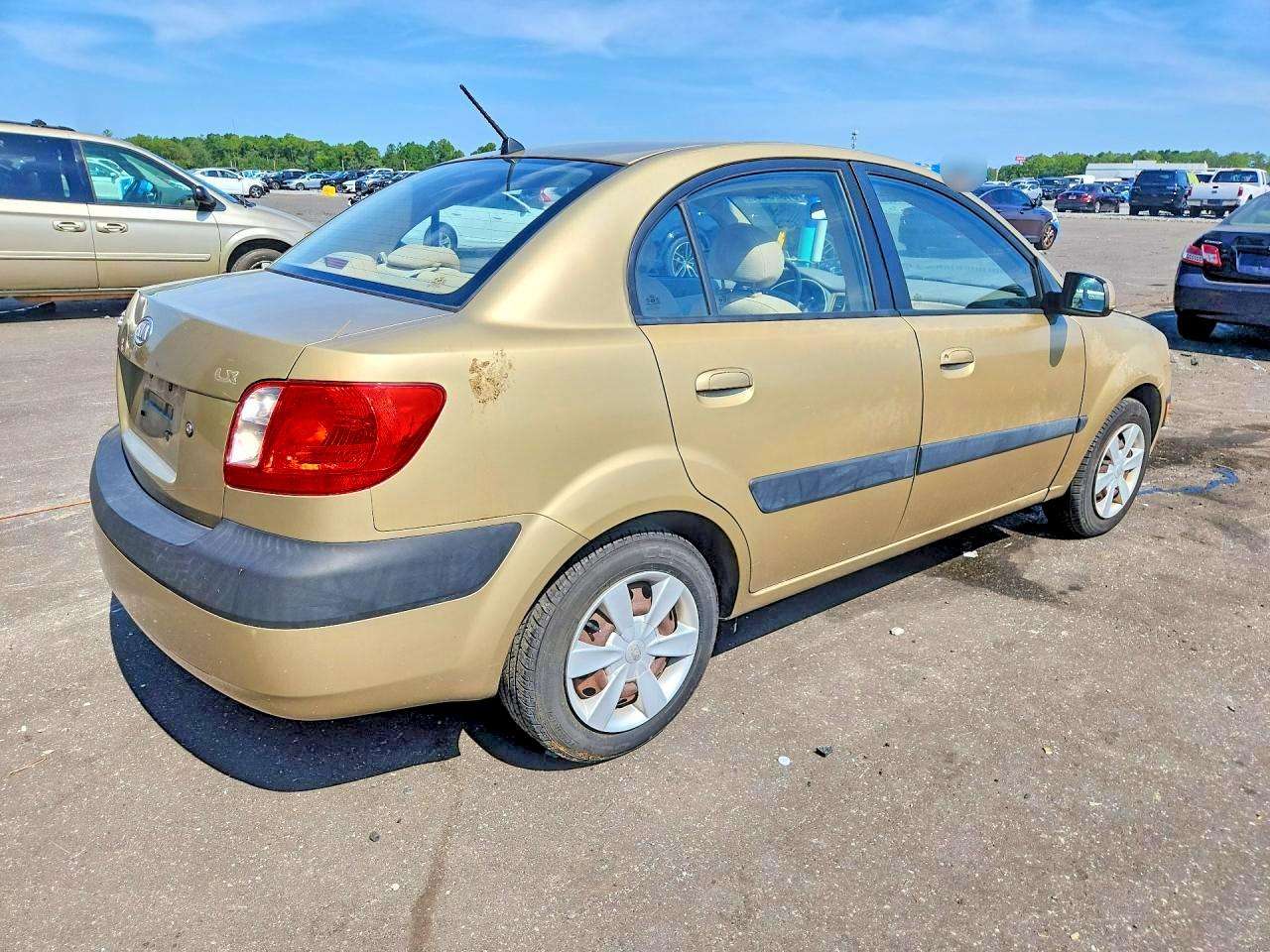 2006 Kia Rio Base Gold vin: KNADE123366064195