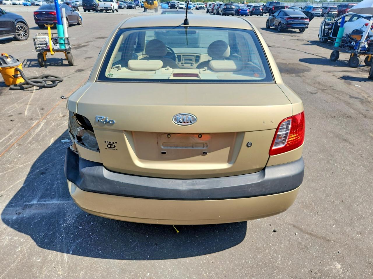 2006 Kia Rio Base Gold vin: KNADE123366064195