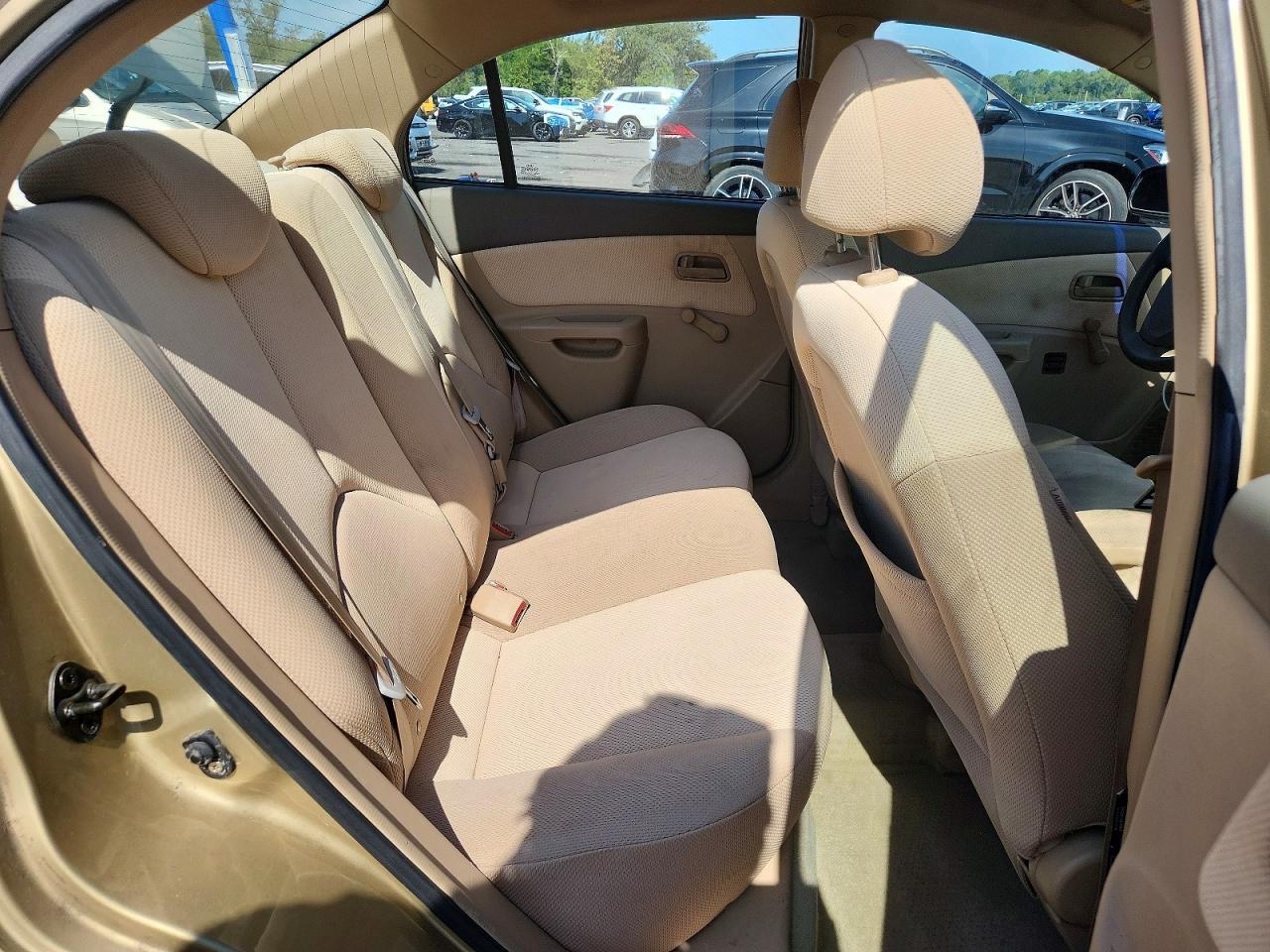 2006 Kia Rio Base Gold vin: KNADE123366064195