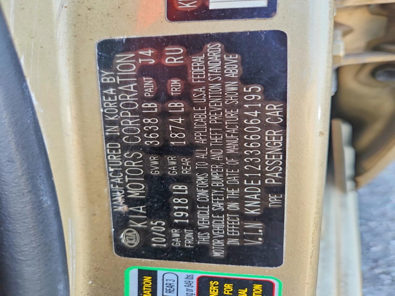 2006 Kia Rio Base Gold vin: KNADE123366064195
