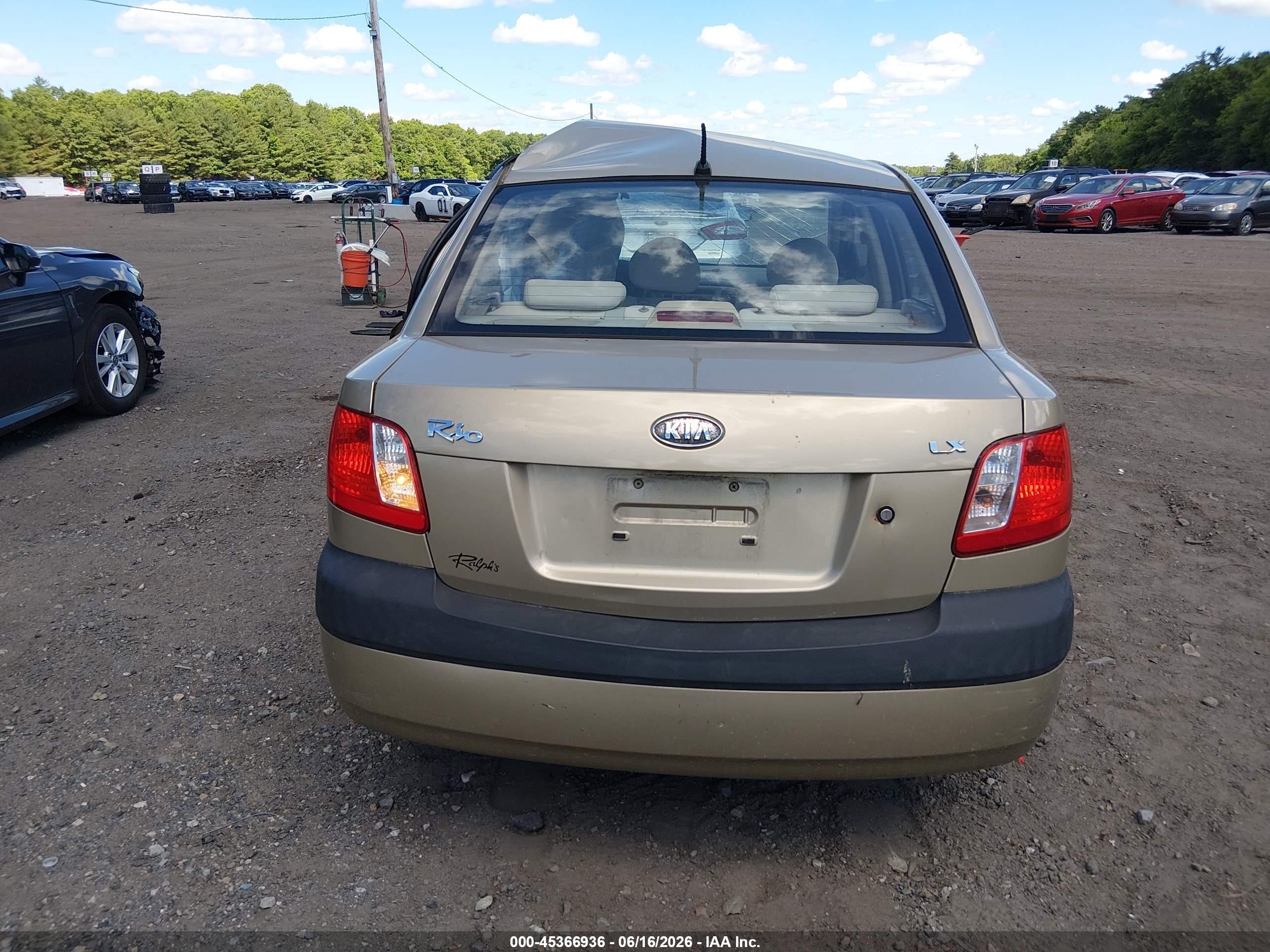 2007 Kia Rio Lx Gold vin: KNADE123376221791