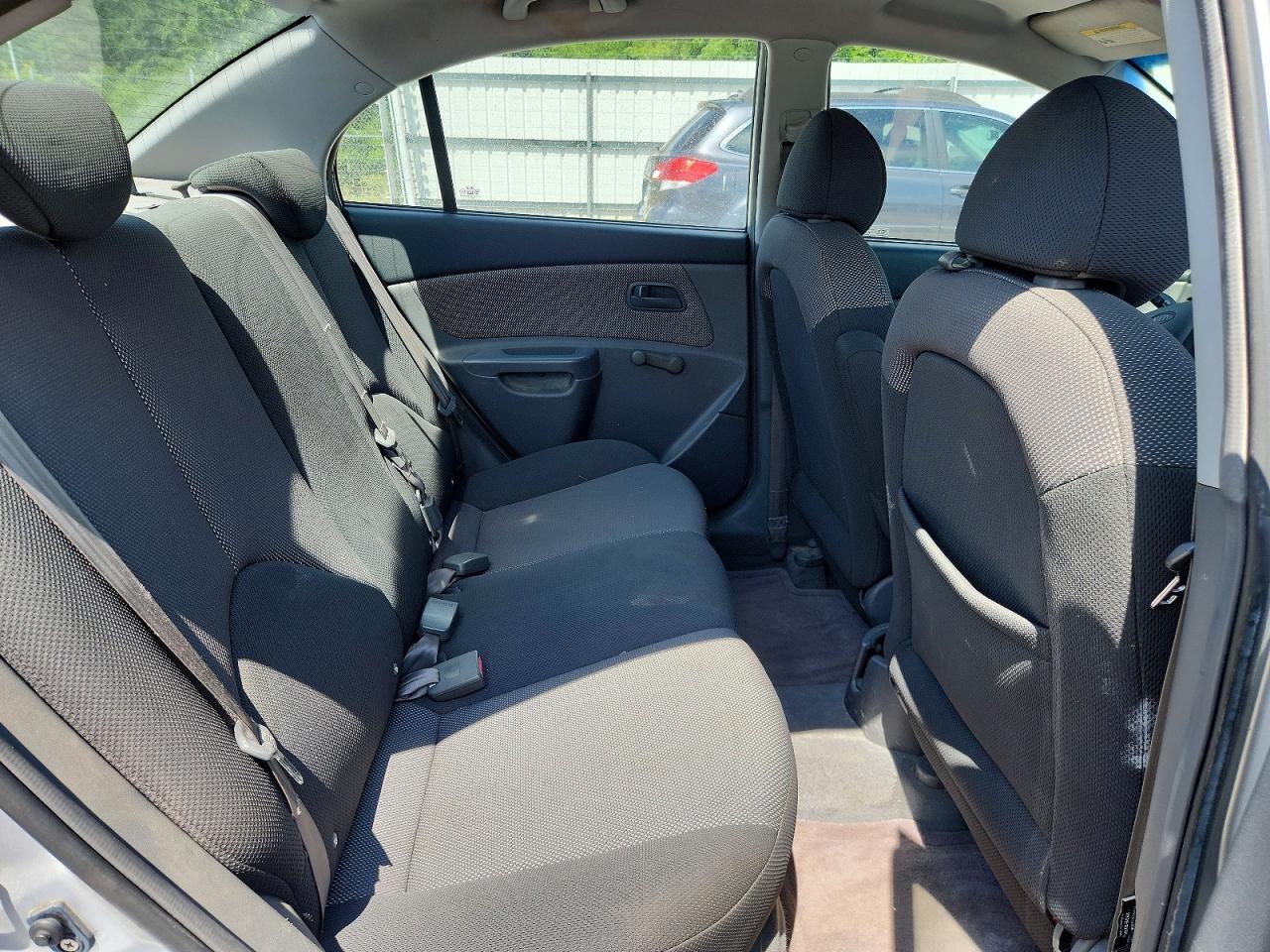 2006 Kia Rio Base Gray vin: KNADE123466125781