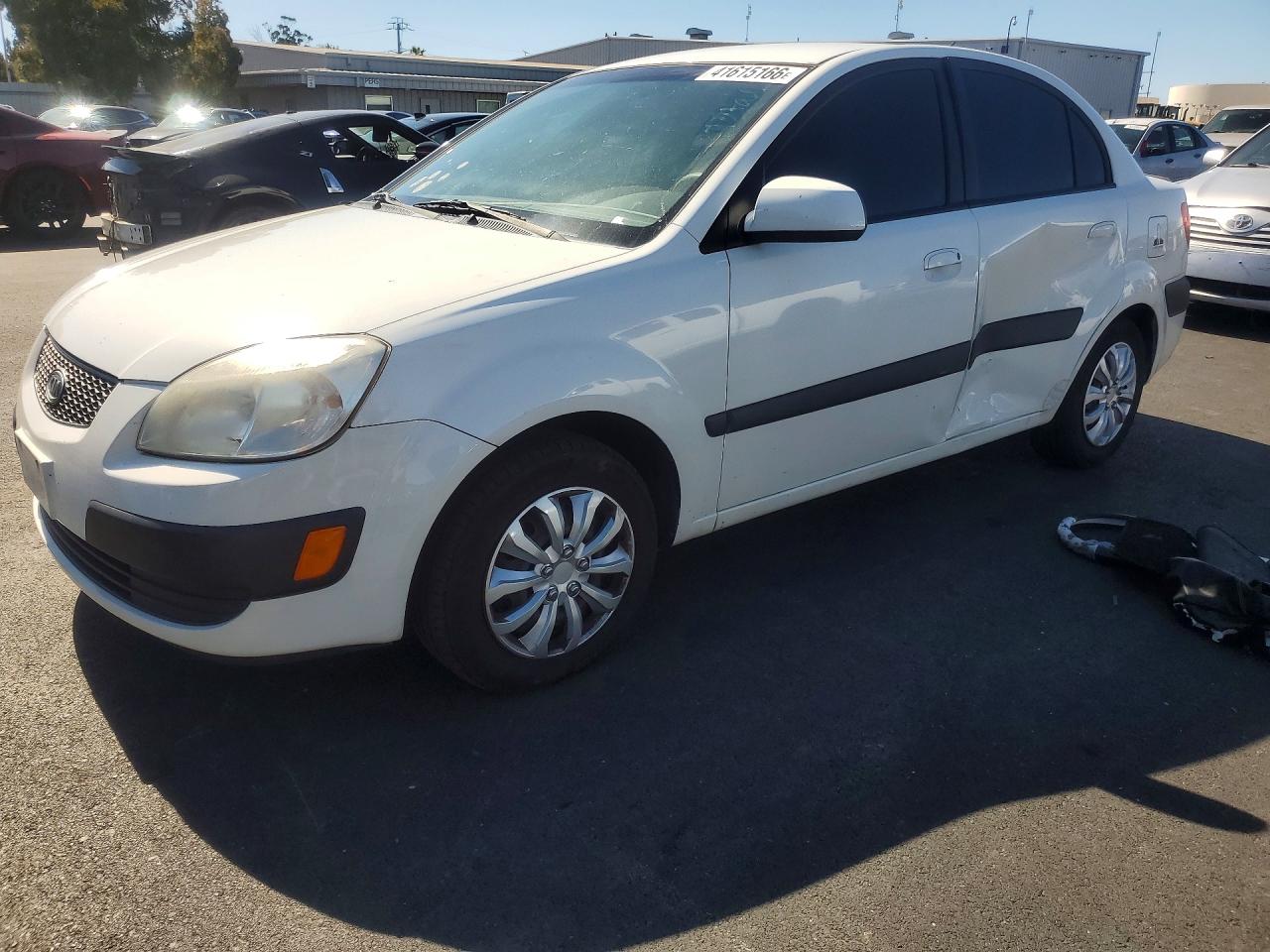 2007 Kia Rio Base White vin: KNADE123476214932