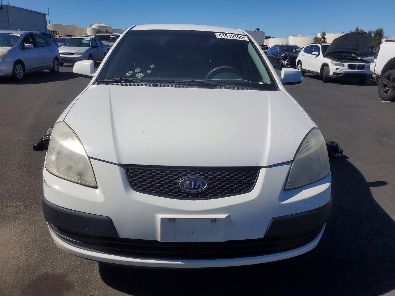 2007 Kia Rio Base White vin: KNADE123476214932