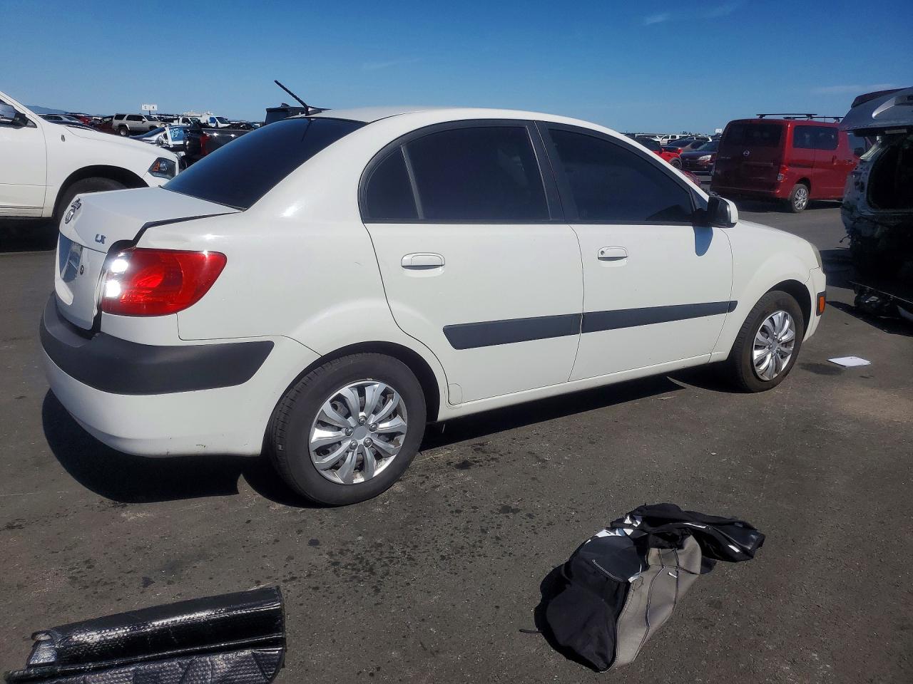 2007 Kia Rio Base White vin: KNADE123476214932