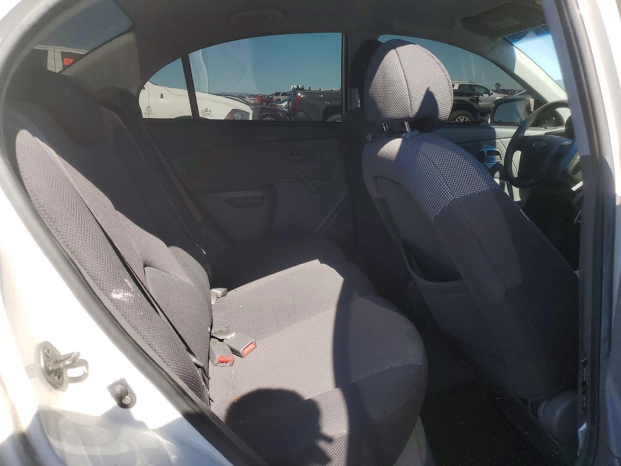 2007 Kia Rio Base White vin: KNADE123476214932