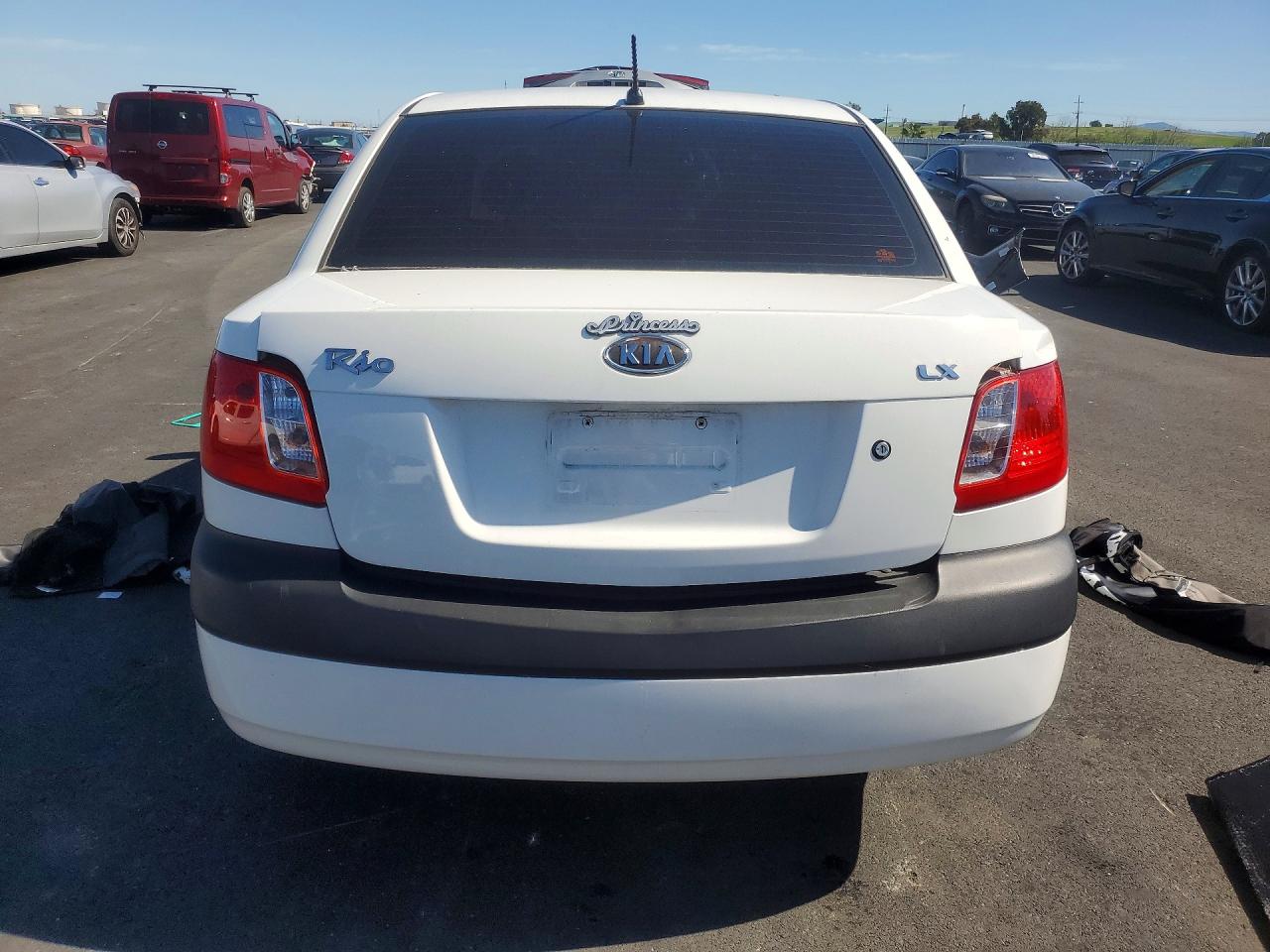 2007 Kia Rio Base White vin: KNADE123476214932