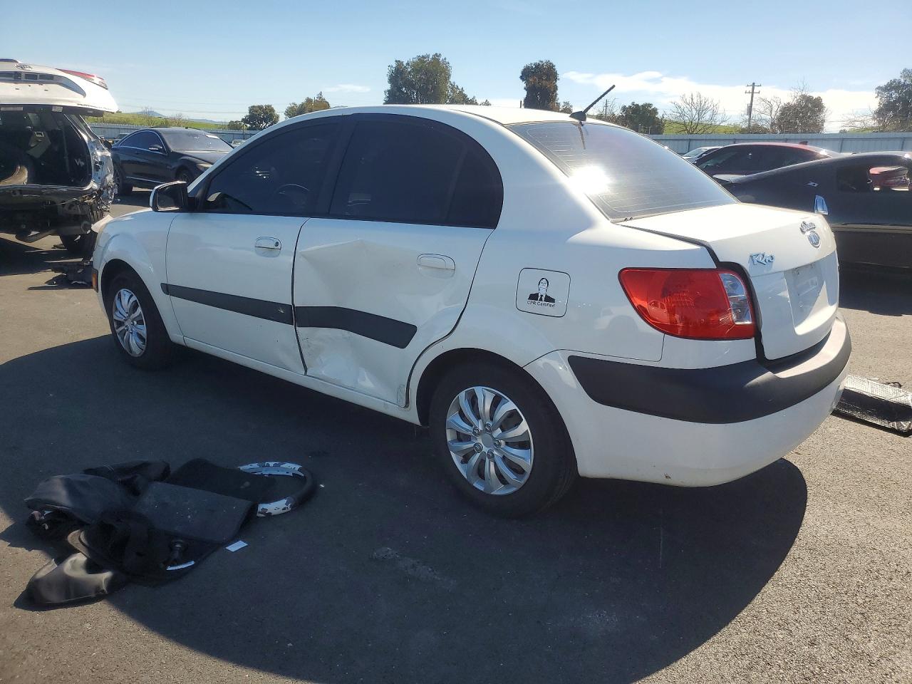 2007 Kia Rio Base White vin: KNADE123476214932