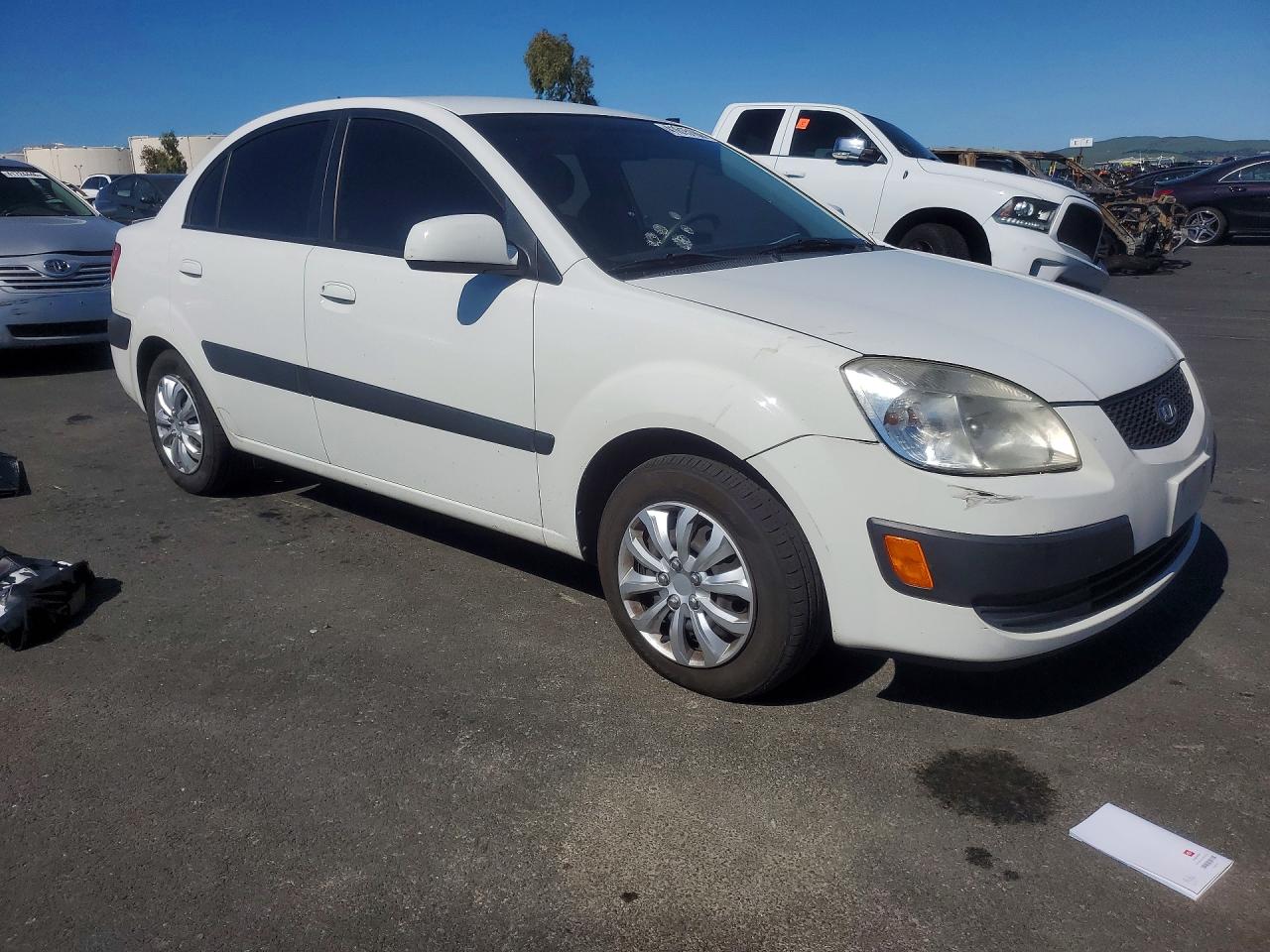 2007 Kia Rio Base White vin: KNADE123476214932