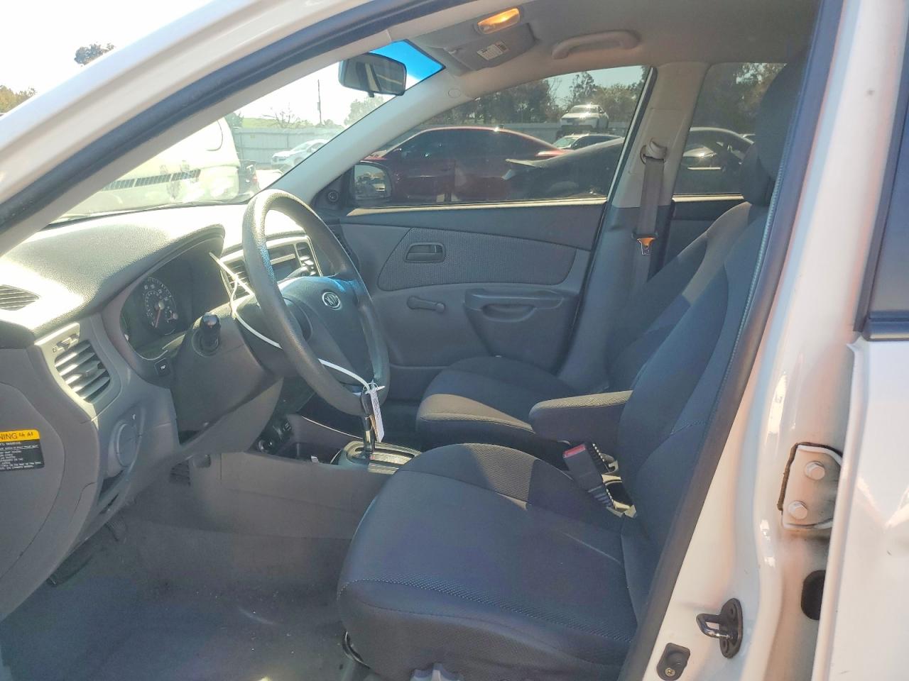 2007 Kia Rio Base White vin: KNADE123476214932